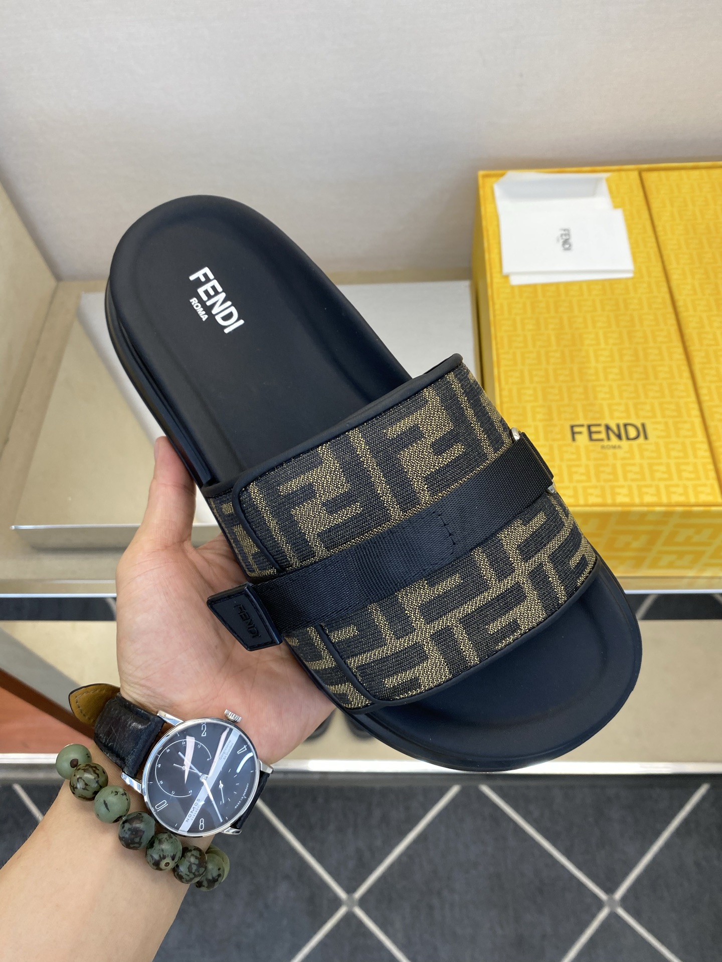 ⚠️F E N D⚠️高品质,顶尖工艺品⚠️男士拖鞋⚠️正码:39-44,38 45 46订制⚠最新夏季 ⚠️F E N D⚠️高品质,顶尖工艺品⚠️男士拖鞋⚠️正码:39-44,38 45 46订制⚠最新夏季