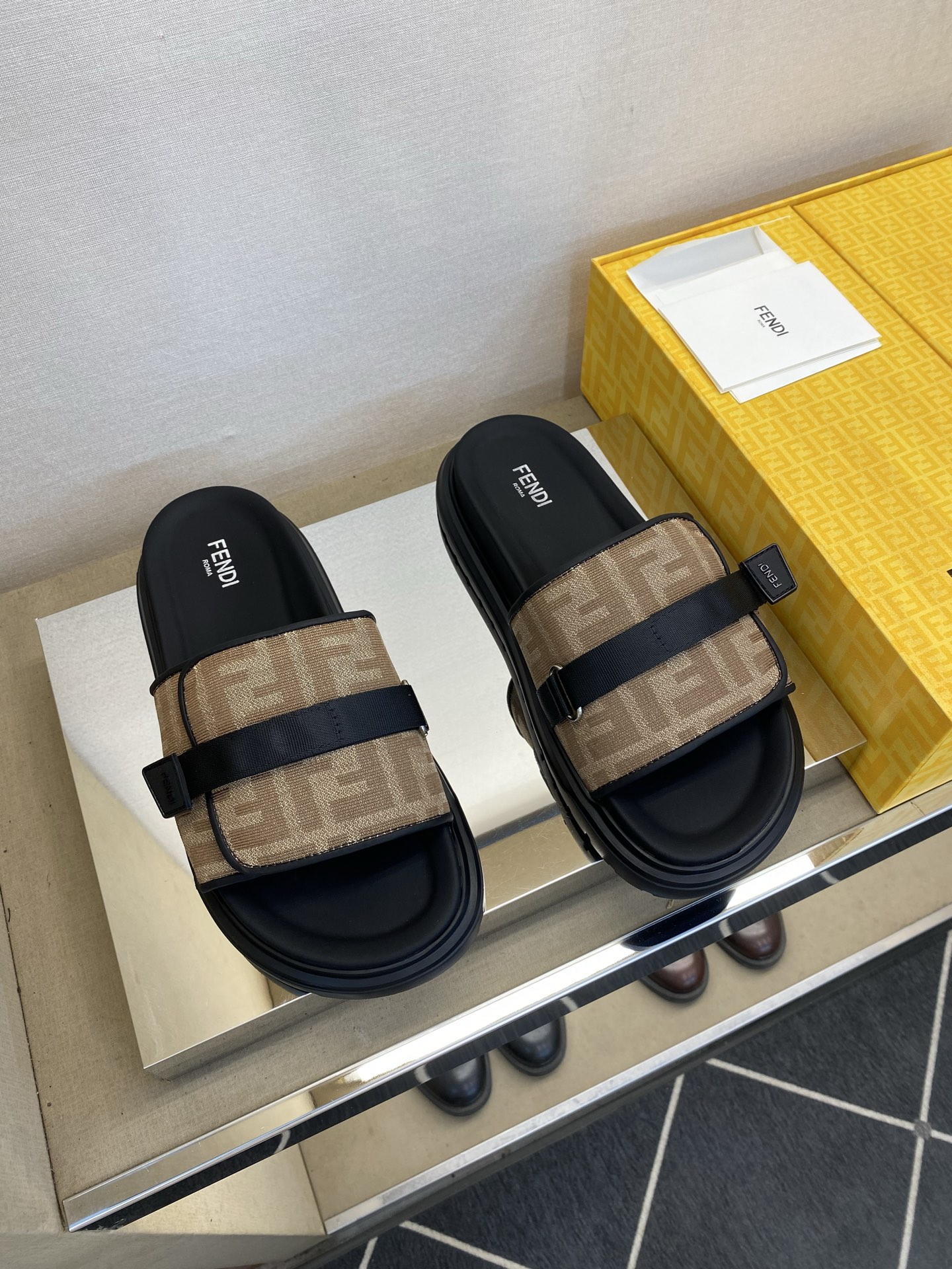 ⚠️F E N D⚠️高品质，顶尖工艺品⚠️男士拖鞋⚠️正码：39－44，38 45 46订制⚠最新夏季