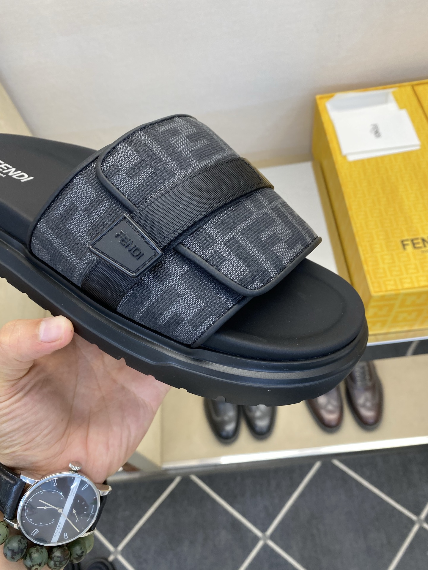 ⚠️F E N D⚠️高品质，顶尖工艺品⚠️男士拖鞋⚠️正码：39－44，38 45 46订制⚠最新夏季