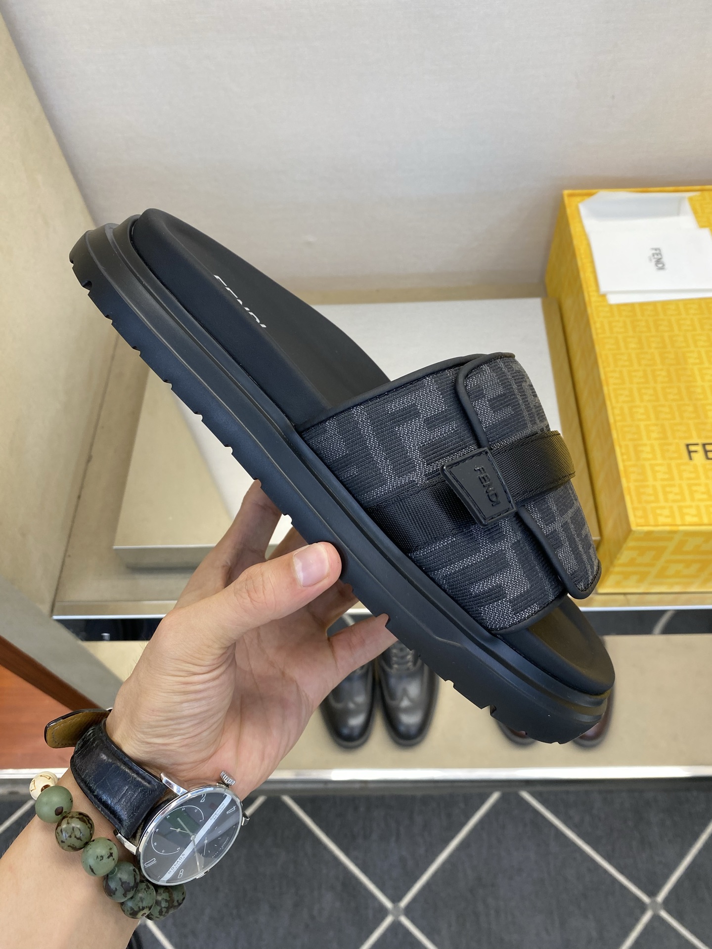 ⚠️F E N D⚠️高品质，顶尖工艺品⚠️男士拖鞋⚠️正码：39－44，38 45 46订制⚠最新夏季