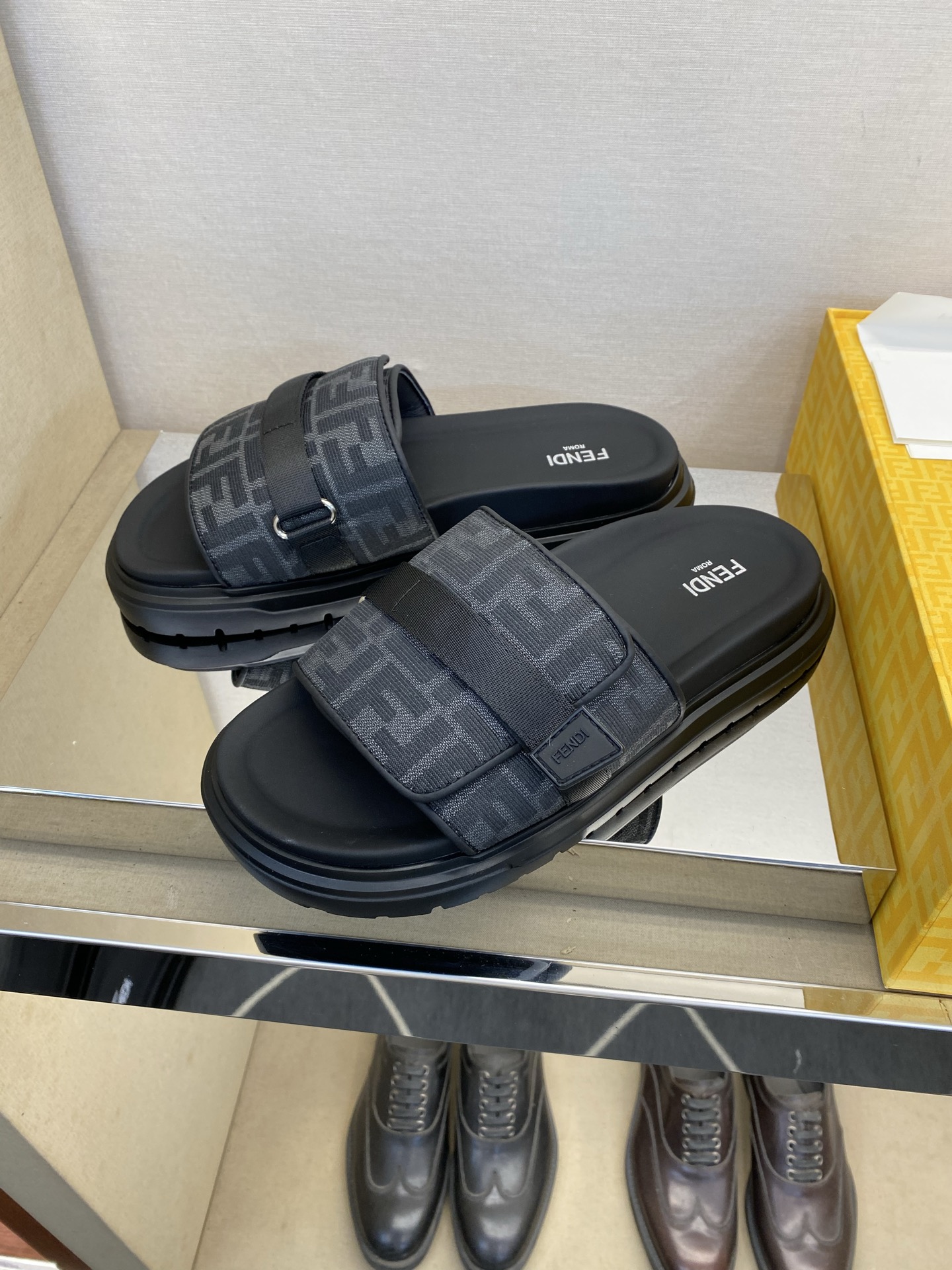 ⚠️F E N D⚠️高品质，顶尖工艺品⚠️男士拖鞋⚠️正码：39－44，38 45 46订制⚠最新夏季