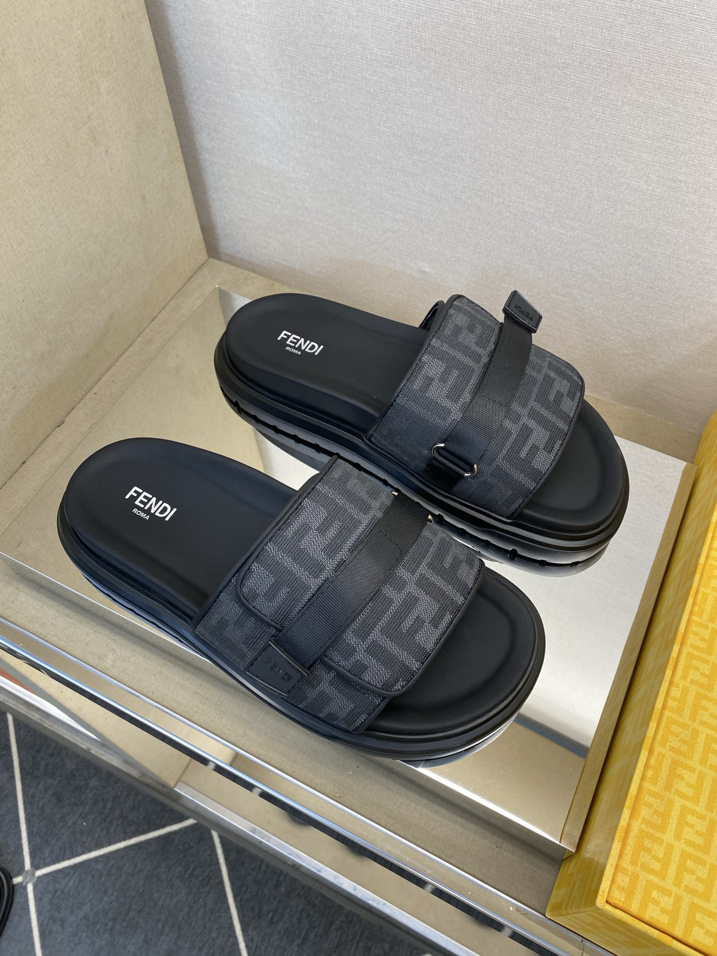 ⚠️F E N D⚠️高品质，顶尖工艺品⚠️男士拖鞋⚠️正码：39－44，38 45 46订制⚠最新夏季