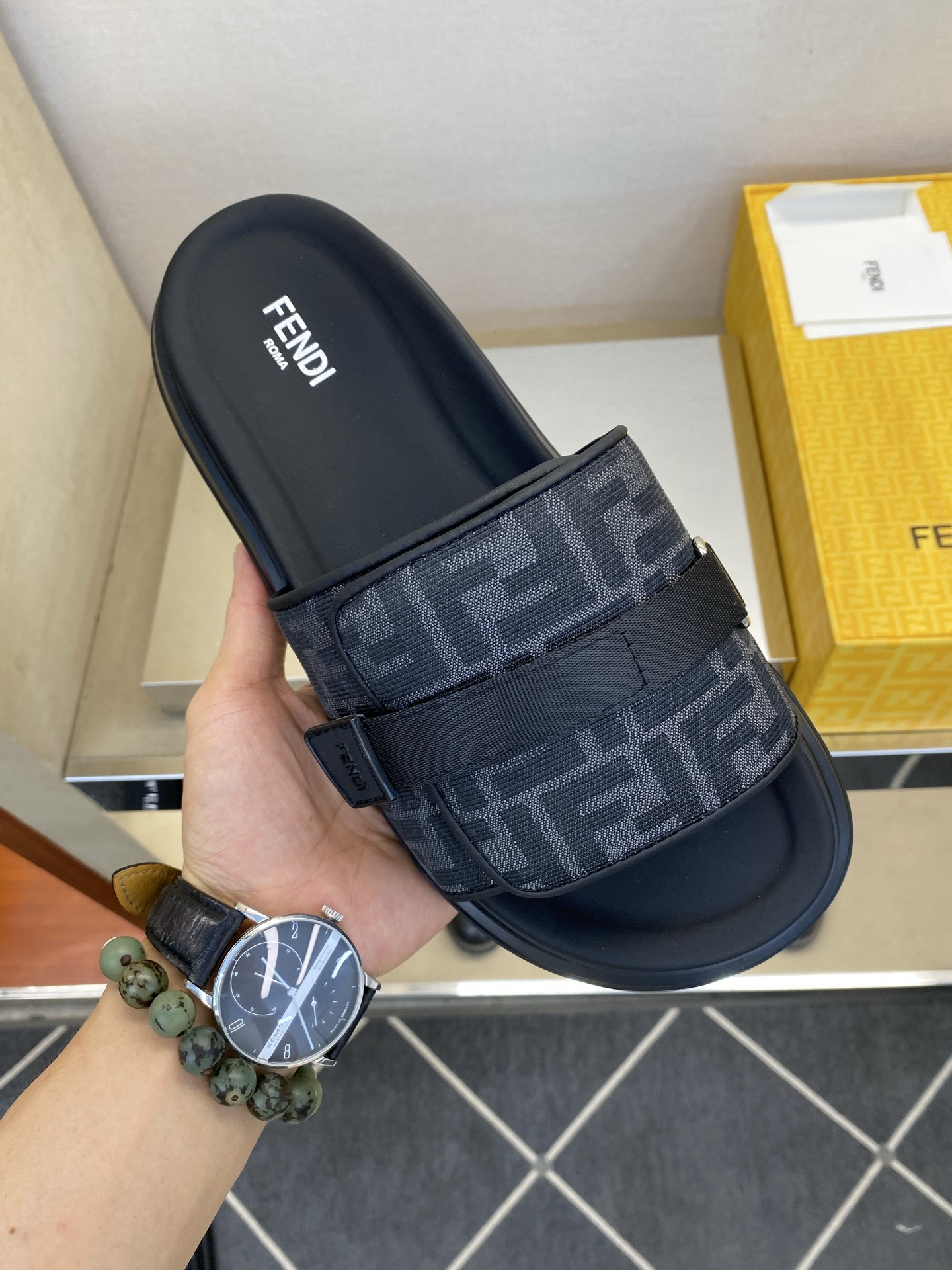 ⚠️F E N D⚠️高品质，顶尖工艺品⚠️男士拖鞋⚠️正码：39－44，38 45 46订制⚠最新夏季