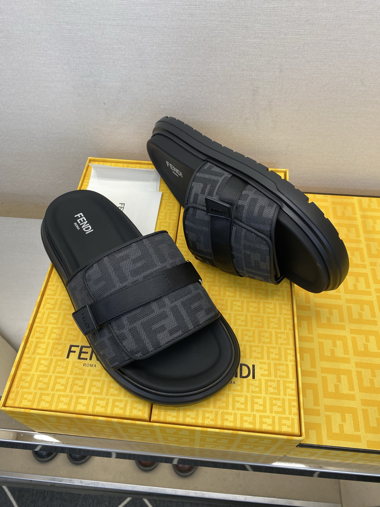 ⚠️F E N D⚠️高品质，顶尖工艺品⚠️男士拖鞋⚠️正码：39－44，38 45 46订制⚠最新夏季