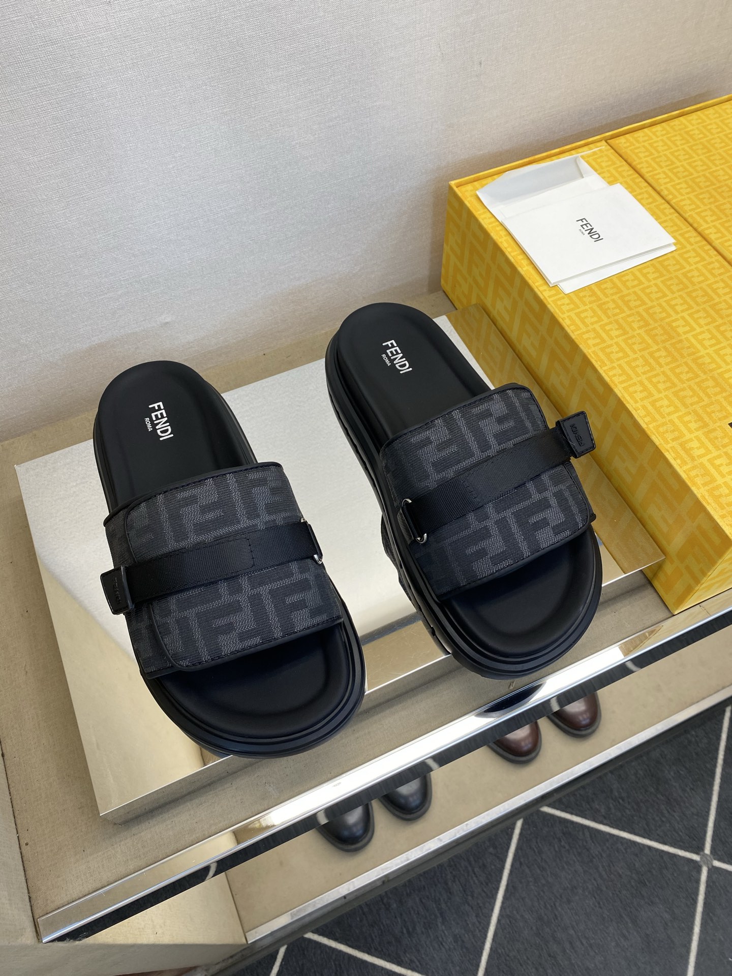 ⚠️F E N D⚠️高品质，顶尖工艺品⚠️男士拖鞋⚠️正码：39－44，38 45 46订制⚠最新夏季