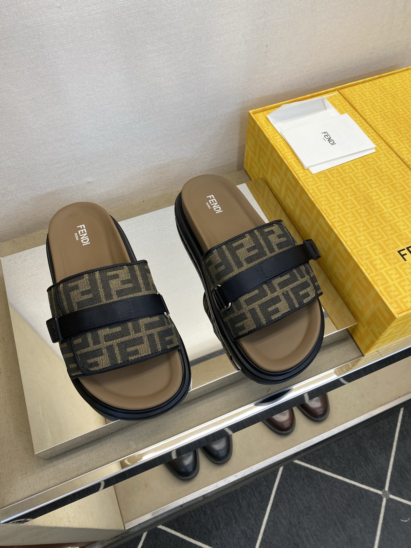 ⚠️F E N D⚠️高品质，顶尖工艺品⚠️男士拖鞋⚠️正码：39－44，38 45 46订制⚠最新夏季