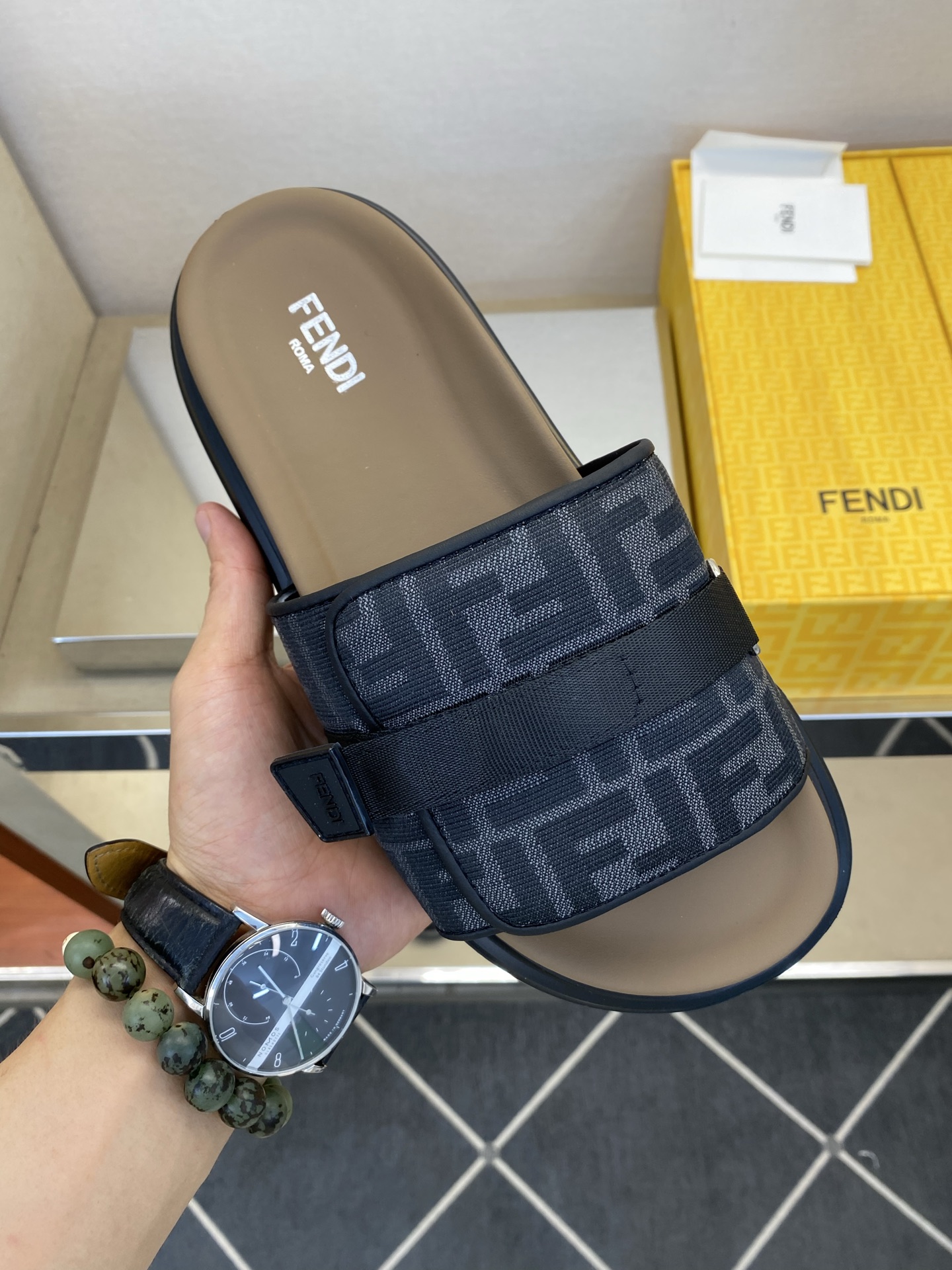 ⚠️F E N D⚠️高品质，顶尖工艺品⚠️男士拖鞋⚠️正码：39－44，38 45 46订制⚠最新夏季