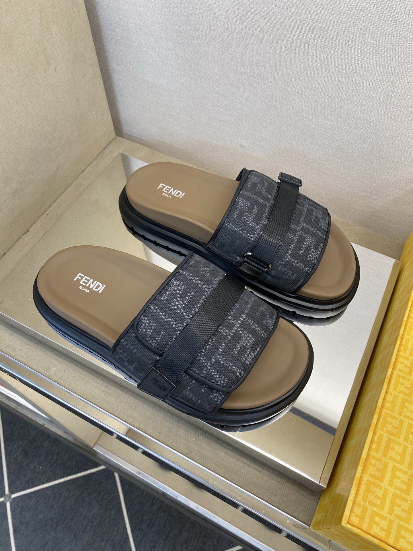 ⚠️F E N D⚠️高品质，顶尖工艺品⚠️男士拖鞋⚠️正码：39－44，38 45 46订制⚠最新夏季