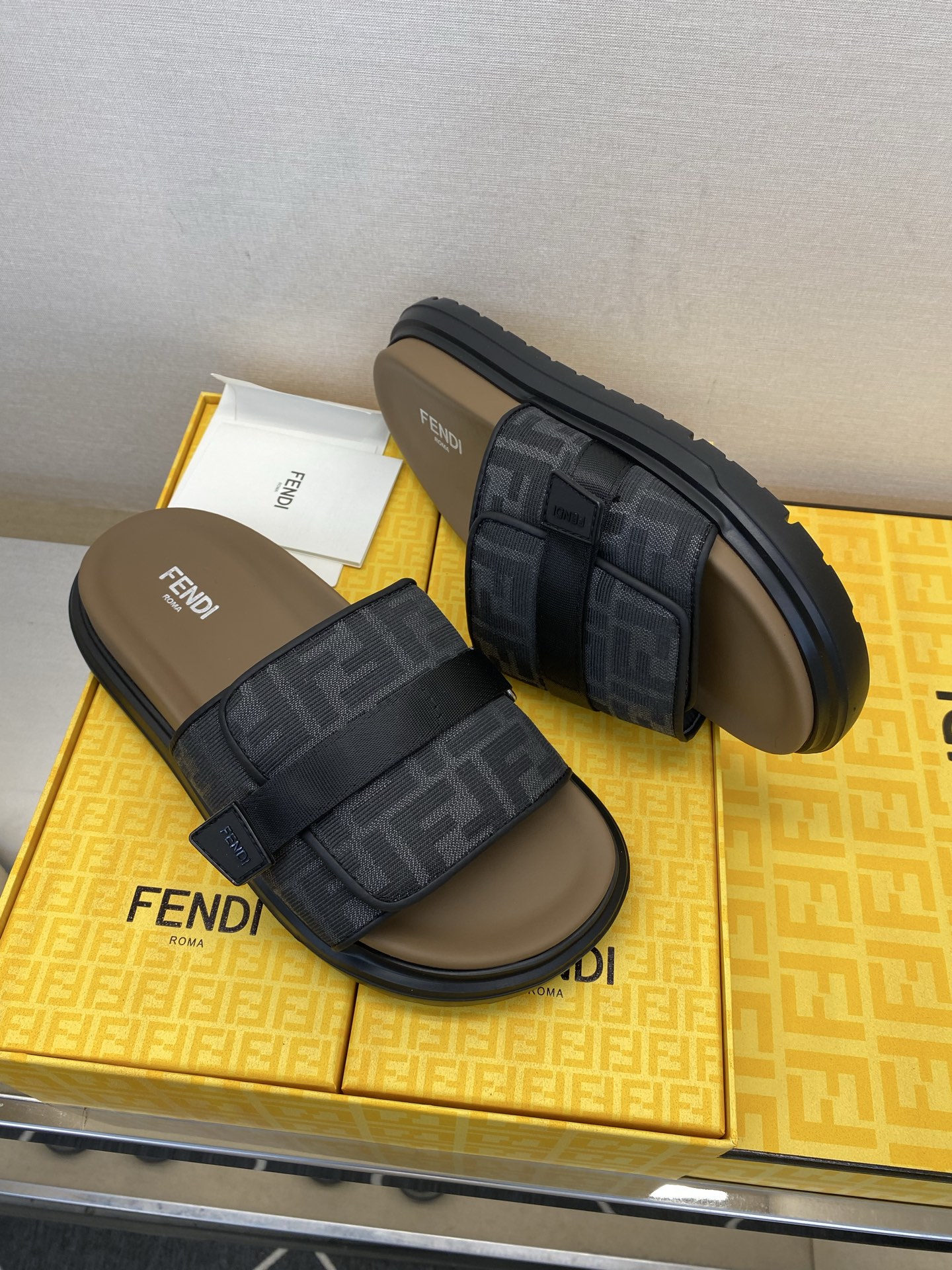 ⚠️F E N D⚠️高品质，顶尖工艺品⚠️男士拖鞋⚠️正码：39－44，38 45 46订制⚠最新夏季