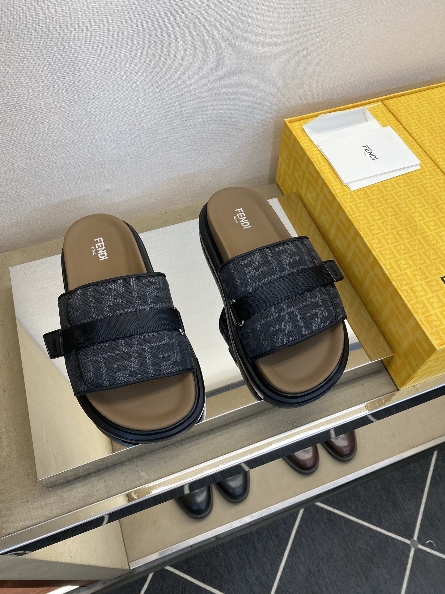 ⚠️F E N D⚠️高品质，顶尖工艺品⚠️男士拖鞋⚠️正码：39－44，38 45 46订制⚠最新夏季