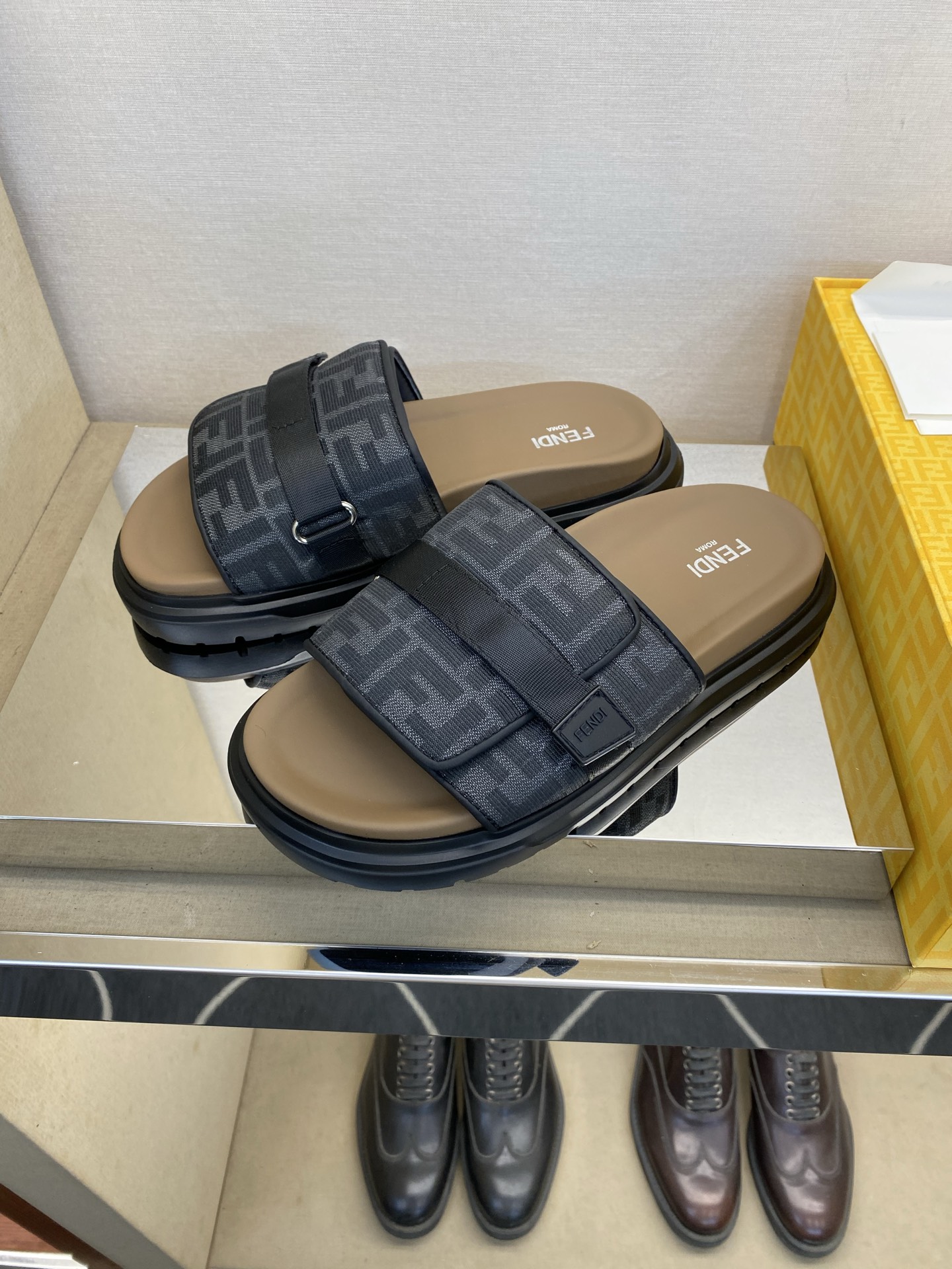 ⚠️F E N D⚠️高品质，顶尖工艺品⚠️男士拖鞋⚠️正码：39－44，38 45 46订制⚠最新夏季