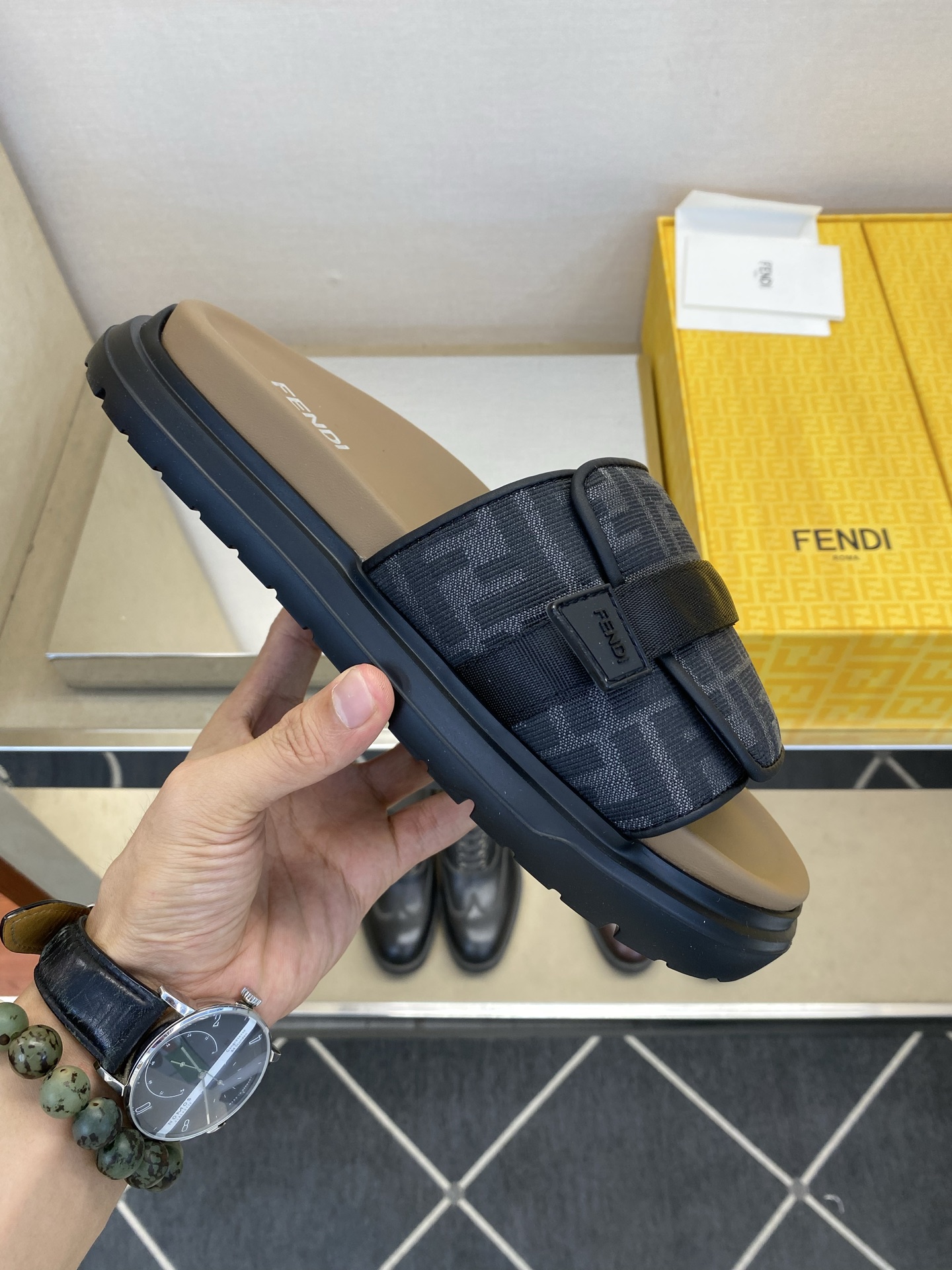 ⚠️F E N D⚠️高品质，顶尖工艺品⚠️男士拖鞋⚠️正码：39－44，38 45 46订制⚠最新夏季