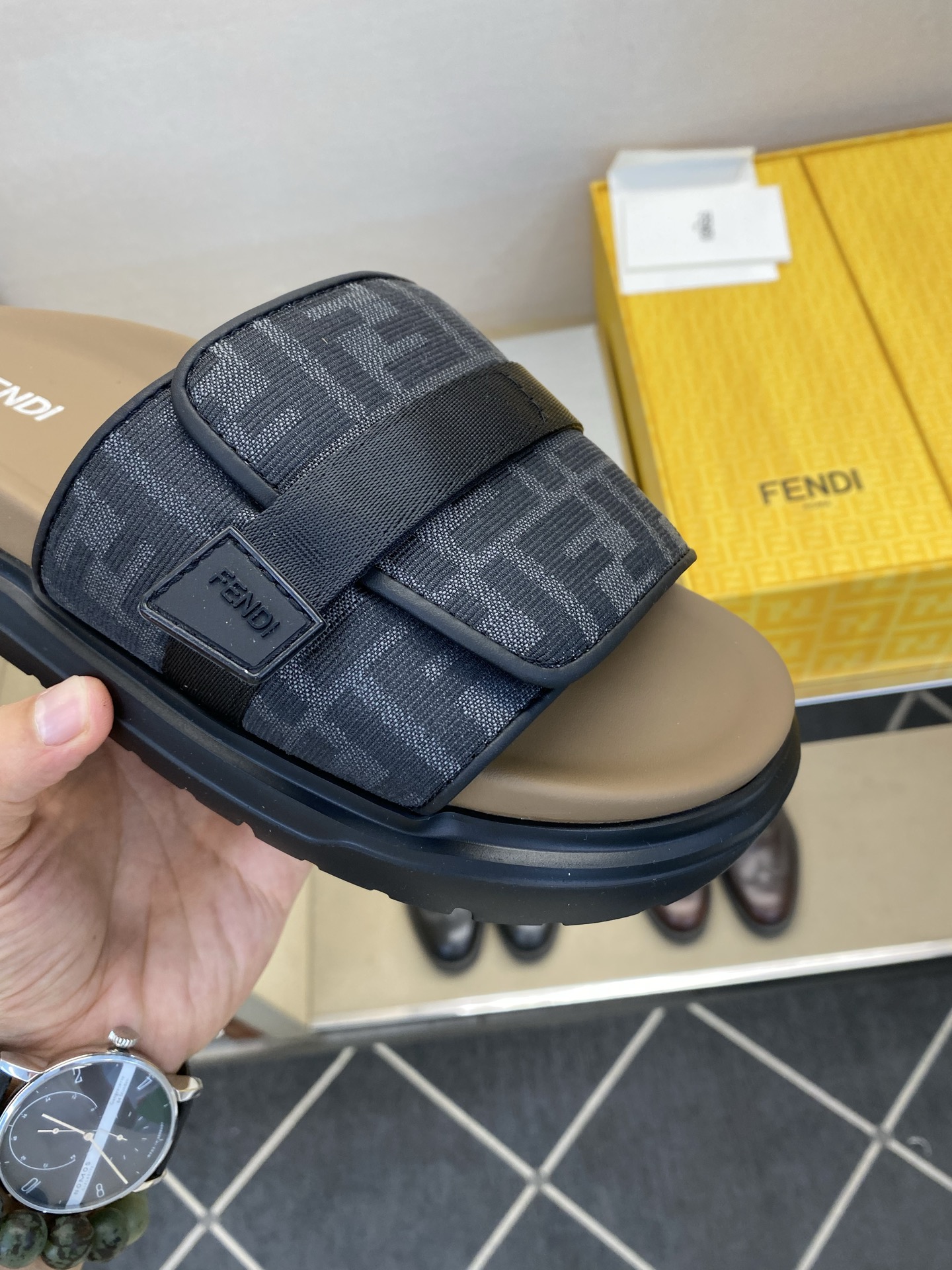 ⚠️F E N D⚠️高品质，顶尖工艺品⚠️男士拖鞋⚠️正码：39－44，38 45 46订制⚠最新夏季