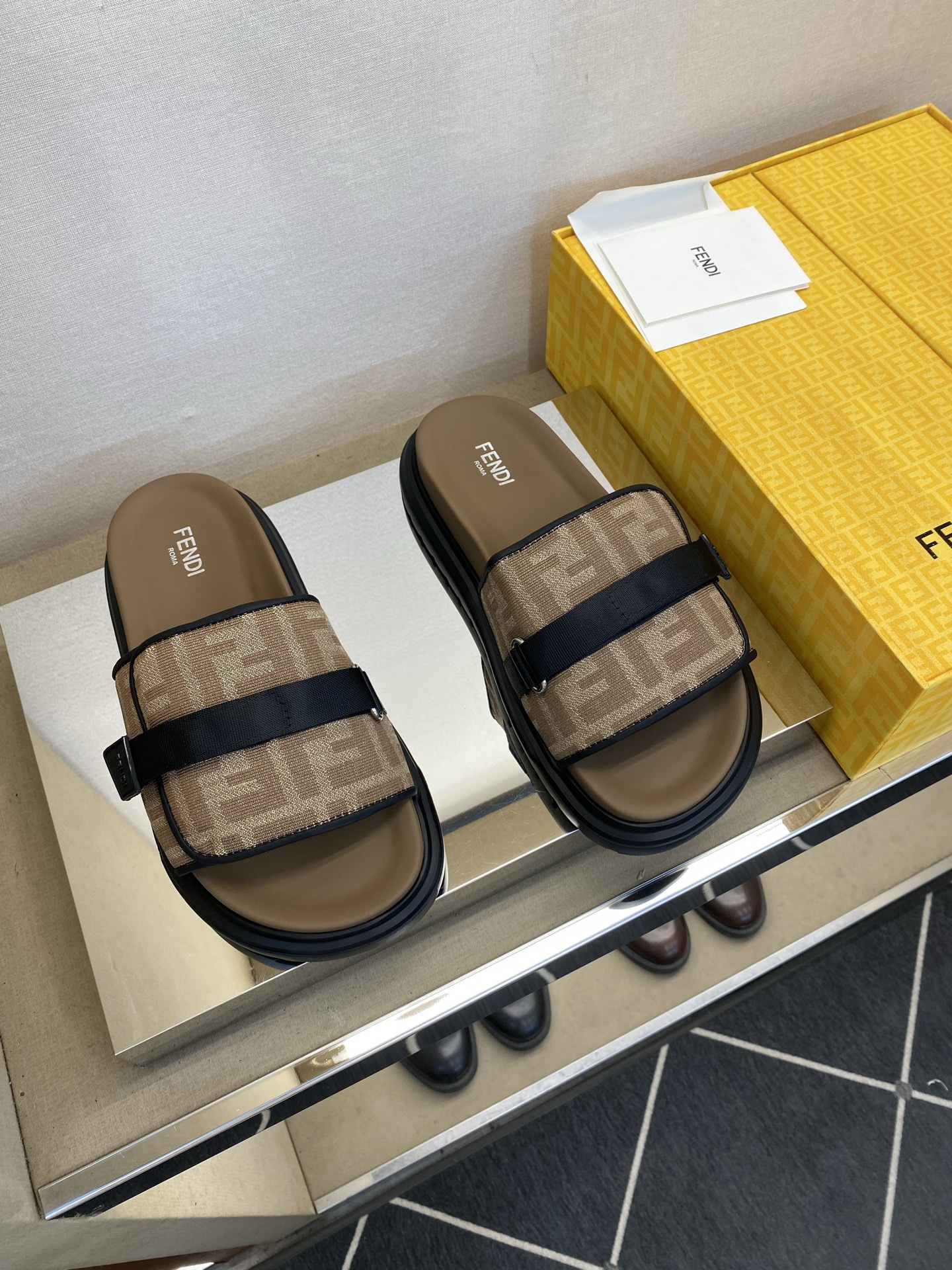 ⚠️F E N D⚠️高品质，顶尖工艺品⚠️男士拖鞋⚠️正码：39－44，38 45 46订制⚠最新夏季