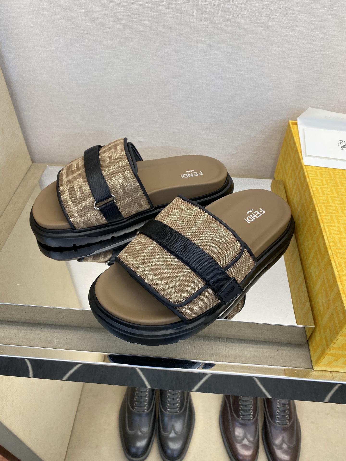 ⚠️F E N D⚠️高品质，顶尖工艺品⚠️男士拖鞋⚠️正码：39－44，38 45 46订制⚠最新夏季