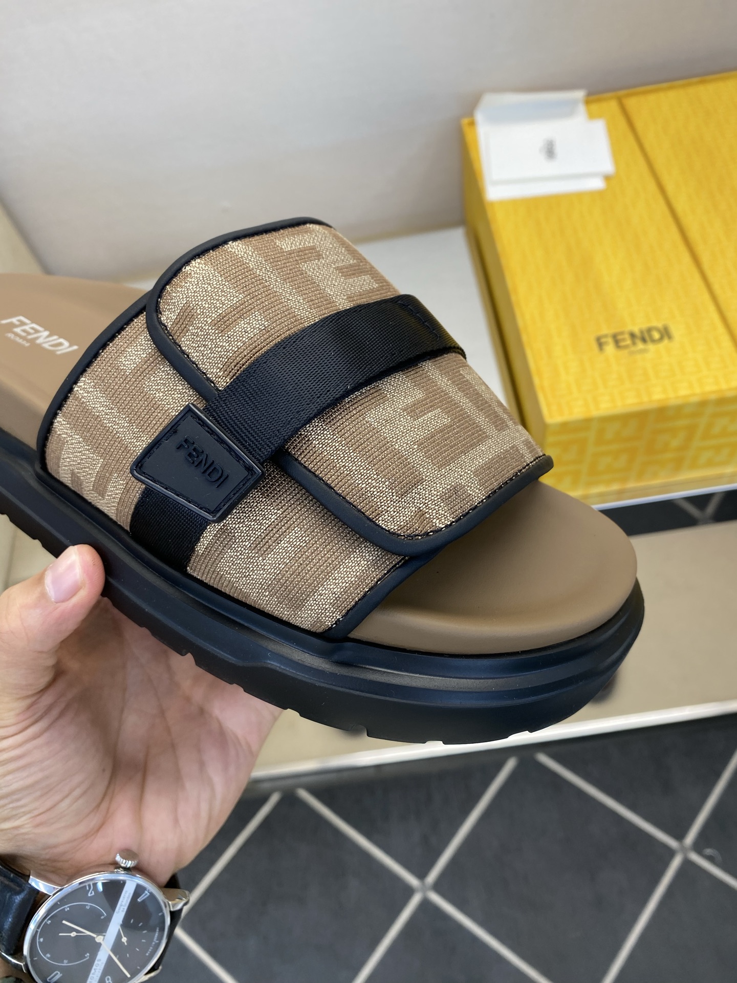 ⚠️F E N D⚠️高品质，顶尖工艺品⚠️男士拖鞋⚠️正码：39－44，38 45 46订制⚠最新夏季
