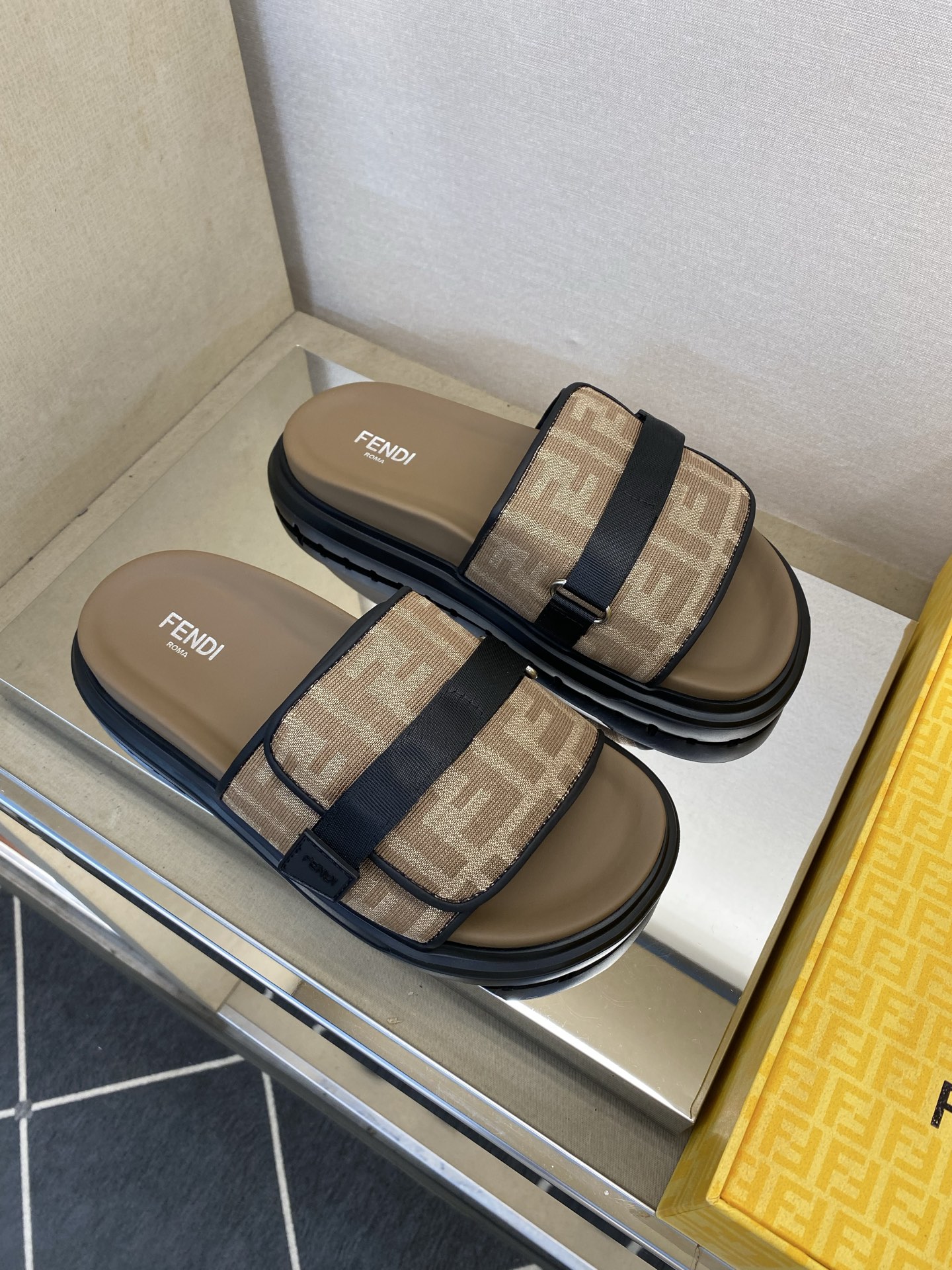 ⚠️F E N D⚠️高品质，顶尖工艺品⚠️男士拖鞋⚠️正码：39－44，38 45 46订制⚠最新夏季