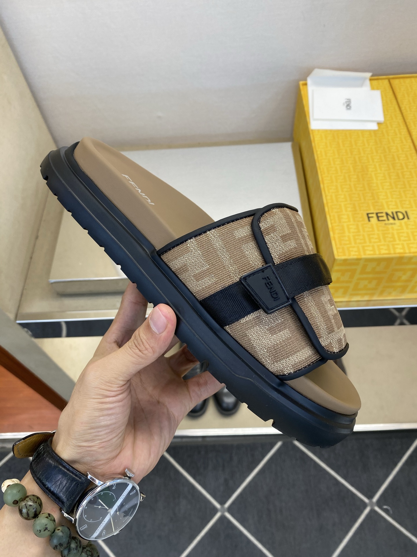 ⚠️F E N D⚠️高品质，顶尖工艺品⚠️男士拖鞋⚠️正码：39－44，38 45 46订制⚠最新夏季