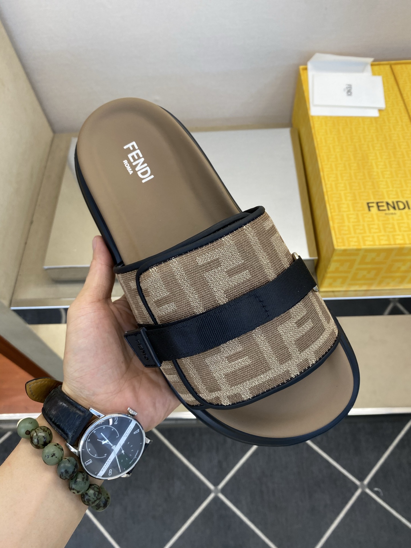 ⚠️F E N D⚠️高品质，顶尖工艺品⚠️男士拖鞋⚠️正码：39－44，38 45 46订制⚠最新夏季