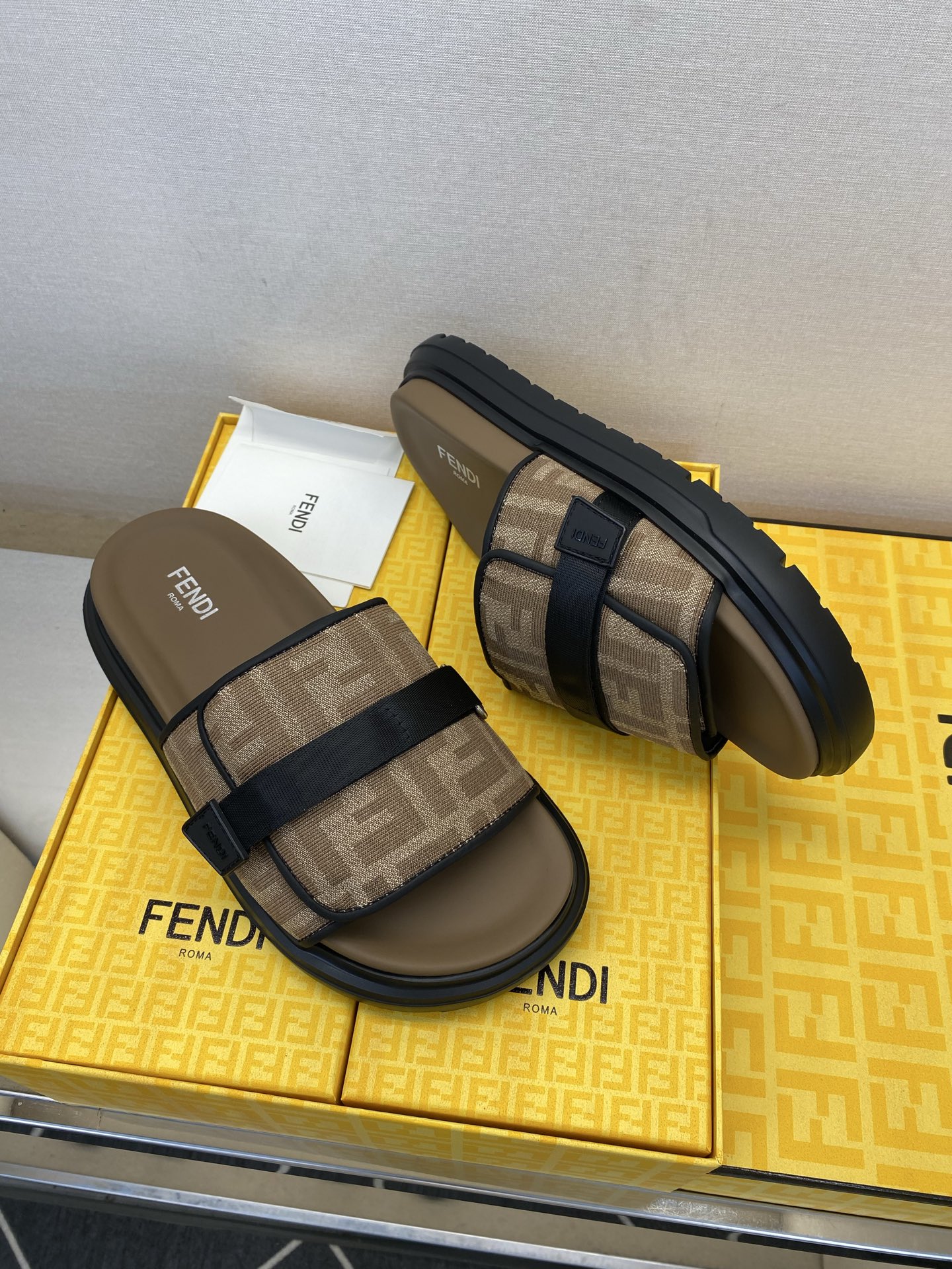⚠️F E N D⚠️高品质，顶尖工艺品⚠️男士拖鞋⚠️正码：39－44，38 45 46订制⚠最新夏季
