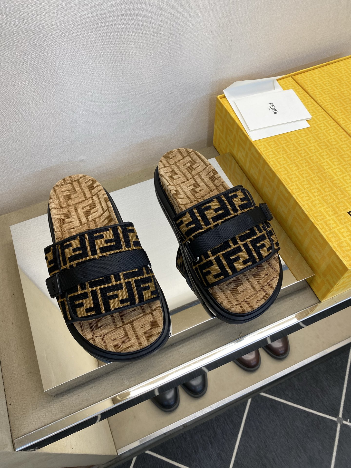 ⚠️F E N D⚠️高品质，顶尖工艺品⚠️男士拖鞋⚠️正码：39－44，38 45 46订制⚠最新夏季