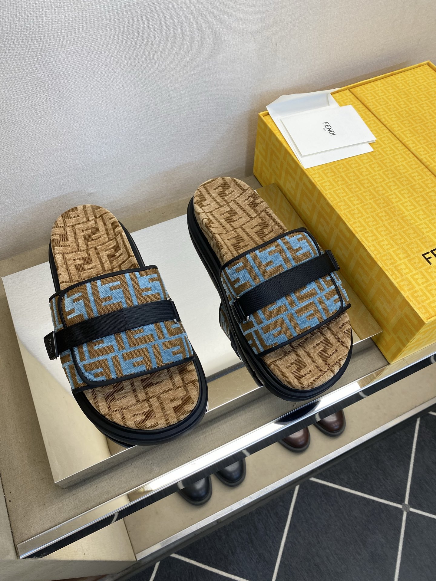 ⚠️F E N D⚠️高品质，顶尖工艺品⚠️男士拖鞋⚠️正码：39－44，38 45 46订制⚠最新夏季