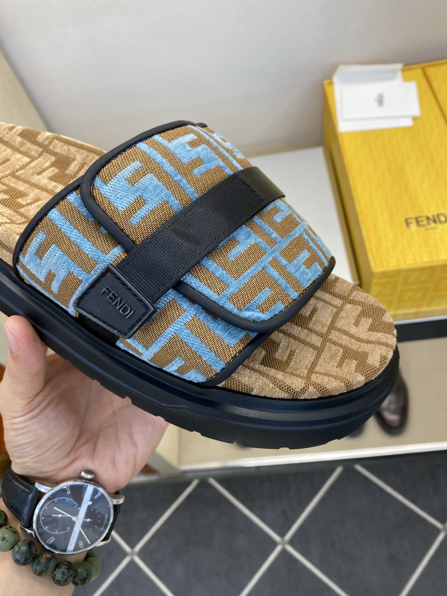 ⚠️F E N D⚠️高品质，顶尖工艺品⚠️男士拖鞋⚠️正码：39－44，38 45 46订制⚠最新夏季