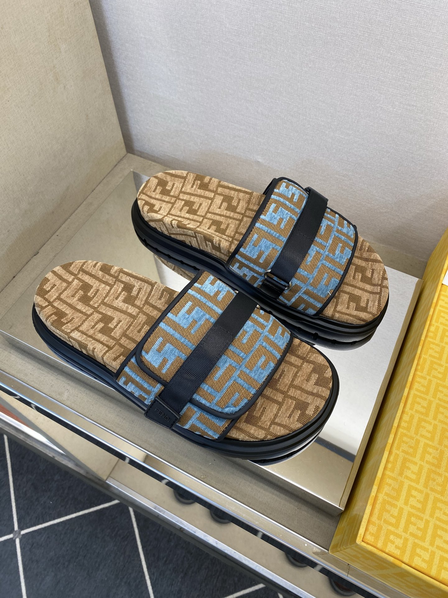⚠️F E N D⚠️高品质，顶尖工艺品⚠️男士拖鞋⚠️正码：39－44，38 45 46订制⚠最新夏季