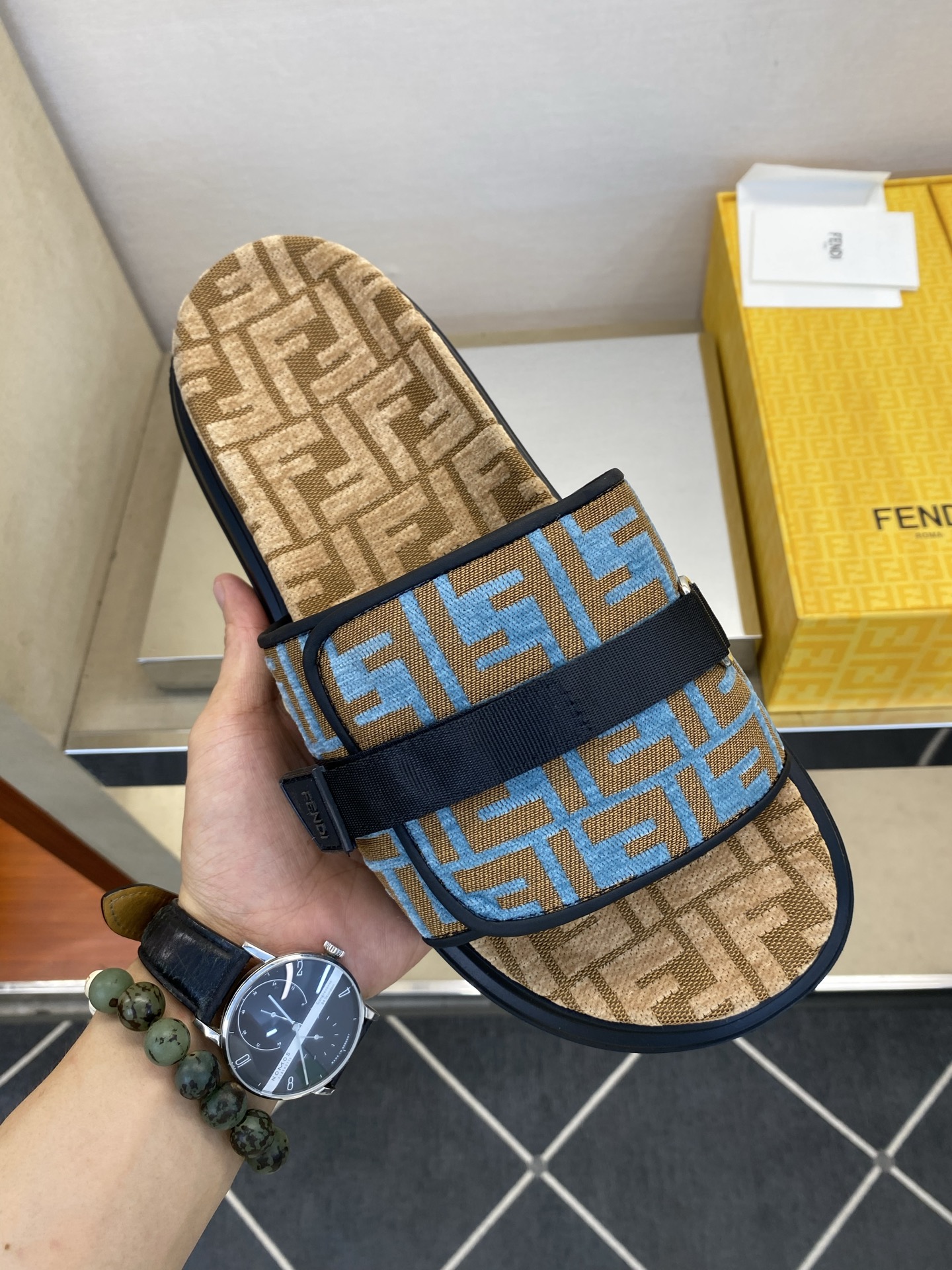 ⚠️F E N D⚠️高品质，顶尖工艺品⚠️男士拖鞋⚠️正码：39－44，38 45 46订制⚠最新夏季