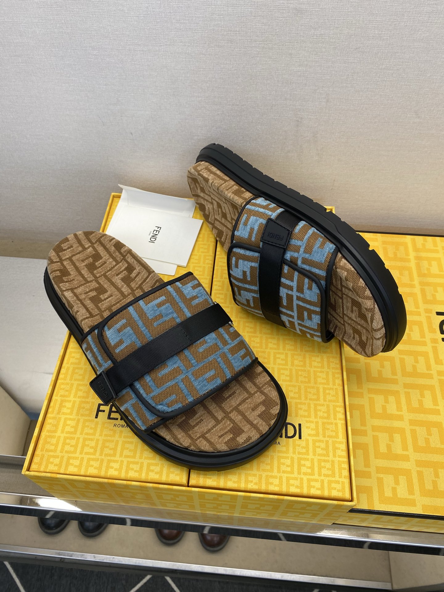 ⚠️F E N D⚠️高品质，顶尖工艺品⚠️男士拖鞋⚠️正码：39－44，38 45 46订制⚠最新夏季