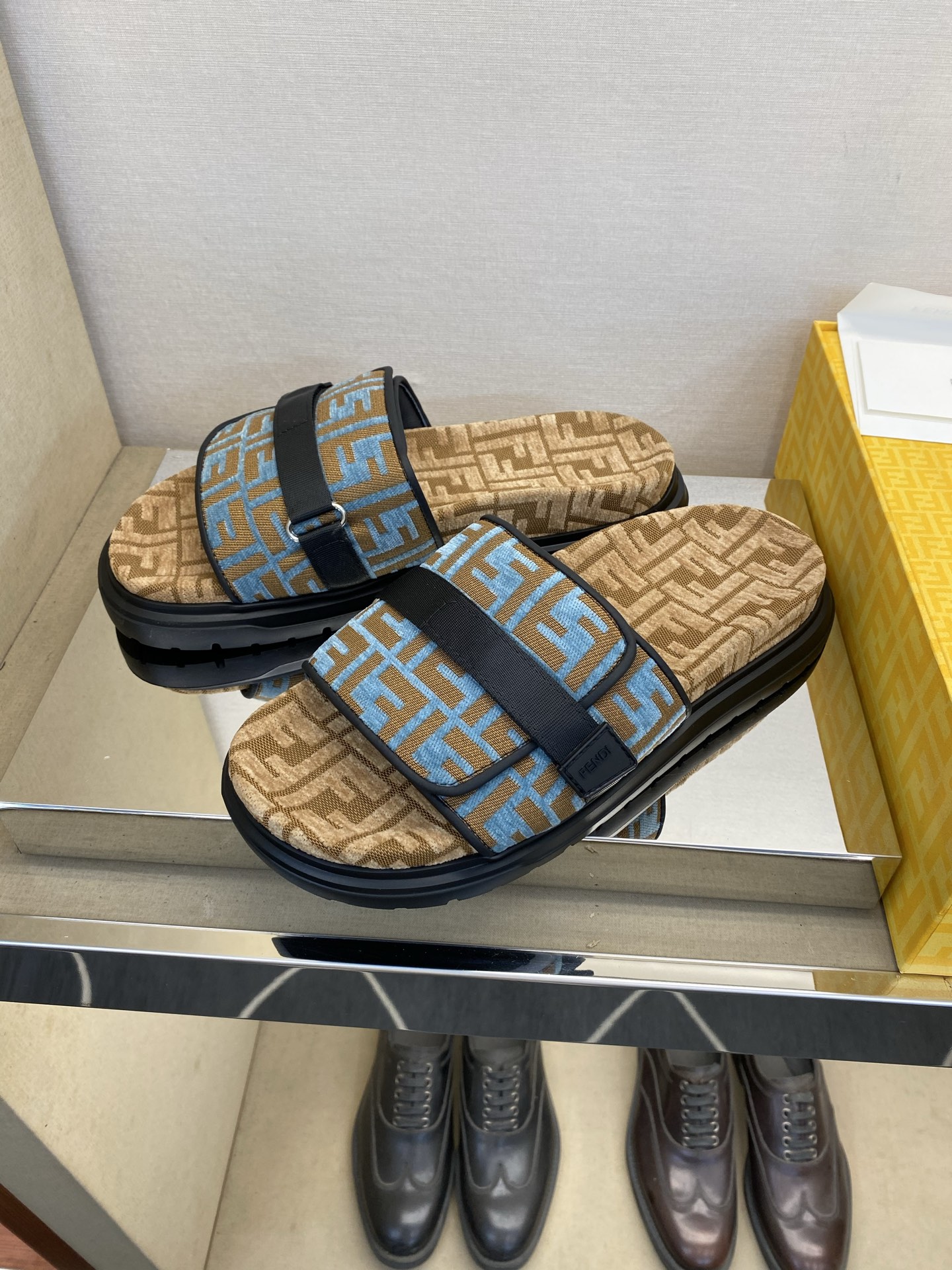 ⚠️F E N D⚠️高品质，顶尖工艺品⚠️男士拖鞋⚠️正码：39－44，38 45 46订制⚠最新夏季