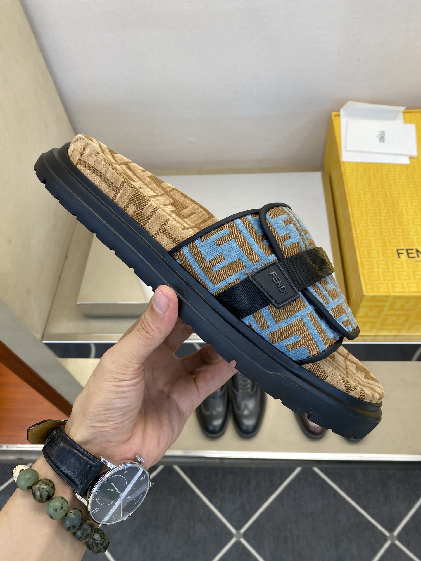 ⚠️F E N D⚠️高品质，顶尖工艺品⚠️男士拖鞋⚠️正码：39－44，38 45 46订制⚠最新夏季