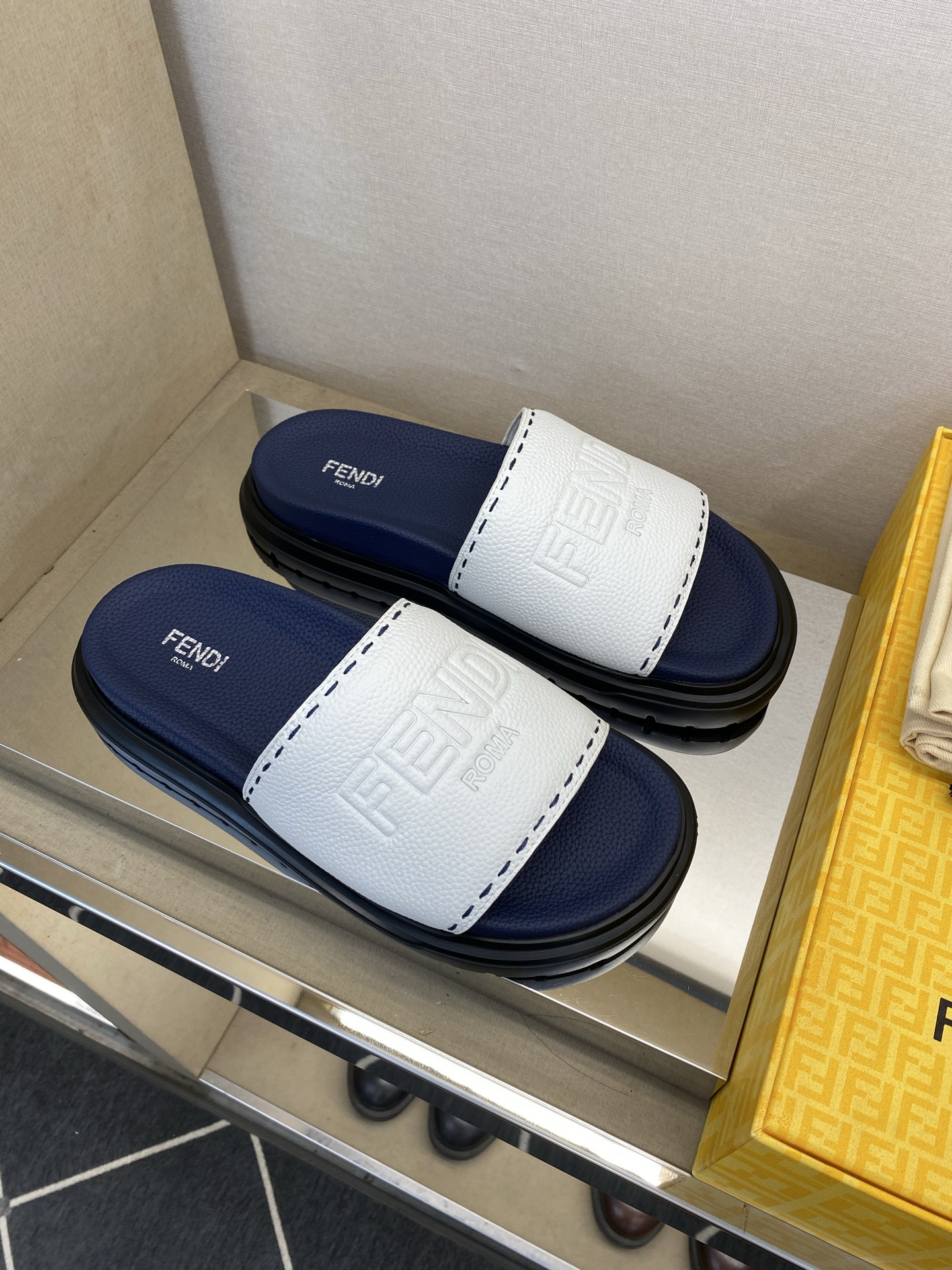 ⚠️F E N D⚠️高品质，顶尖工艺品⚠️男士拖鞋⚠️正码：39－44，38 45 46订制⚠最新夏季