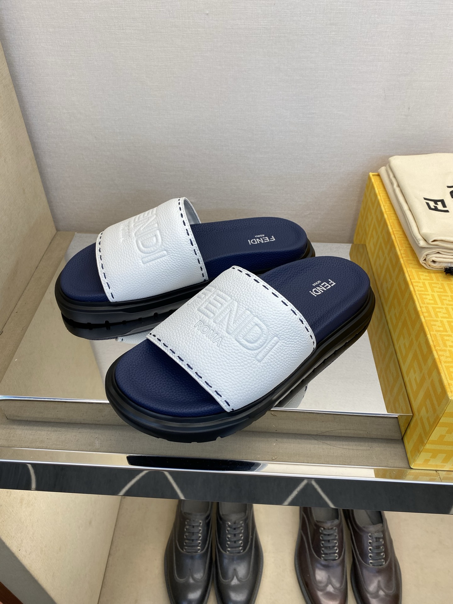 ⚠️F E N D⚠️高品质，顶尖工艺品⚠️男士拖鞋⚠️正码：39－44，38 45 46订制⚠最新夏季
