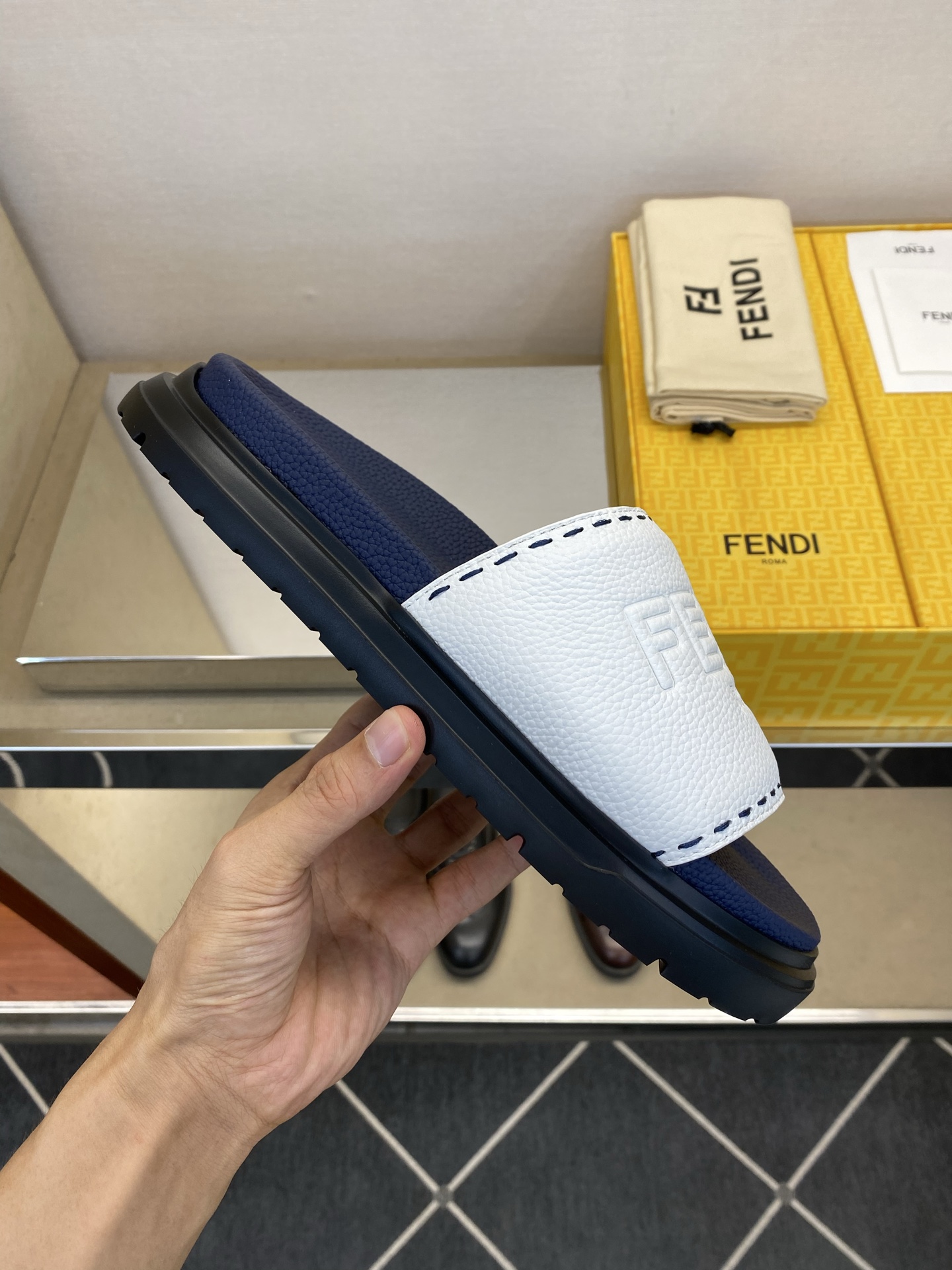 ⚠️F E N D⚠️高品质，顶尖工艺品⚠️男士拖鞋⚠️正码：39－44，38 45 46订制⚠最新夏季