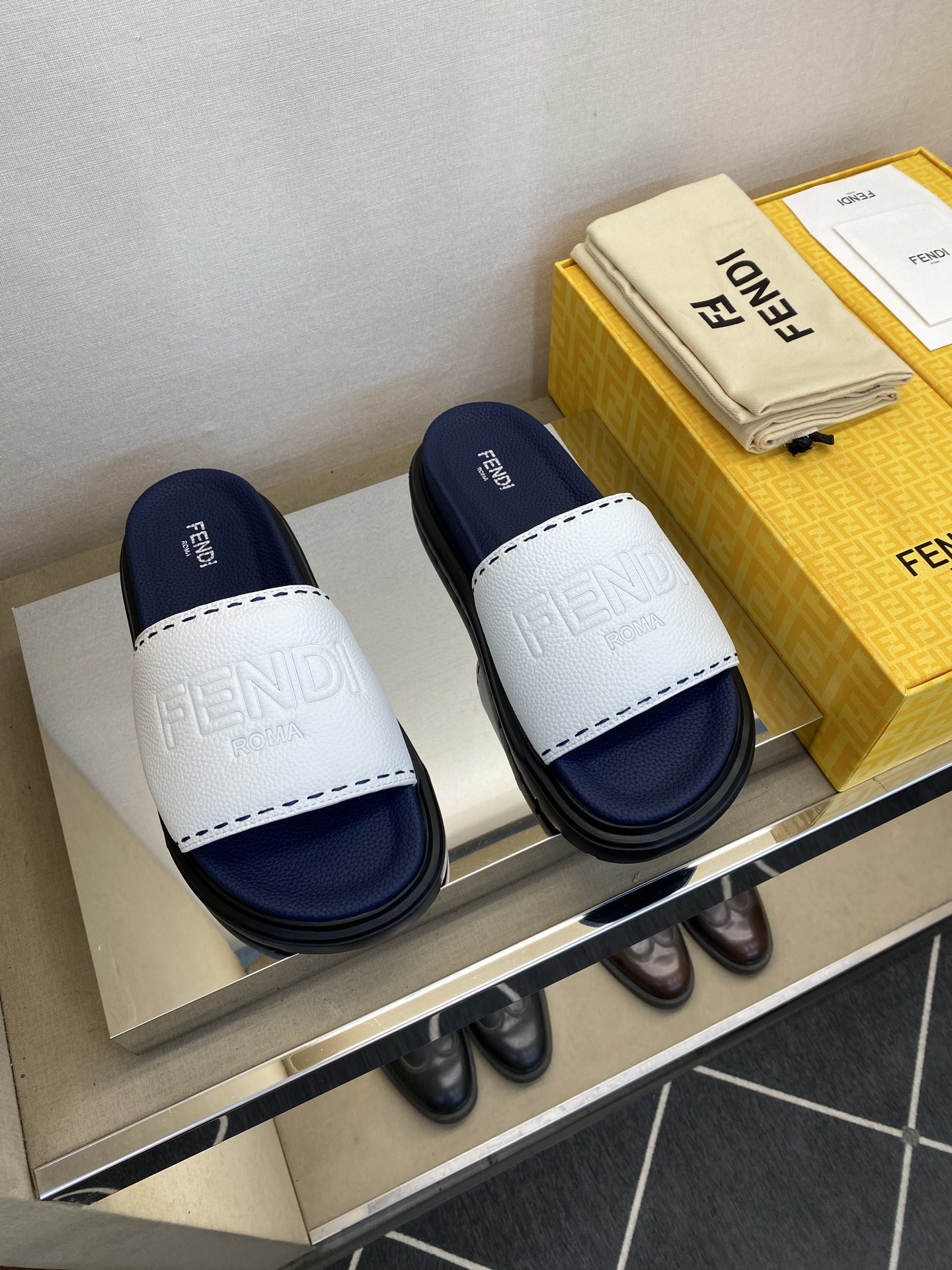 ⚠️F E N D⚠️高品质，顶尖工艺品⚠️男士拖鞋⚠️正码：39－44，38 45 46订制⚠最新夏季