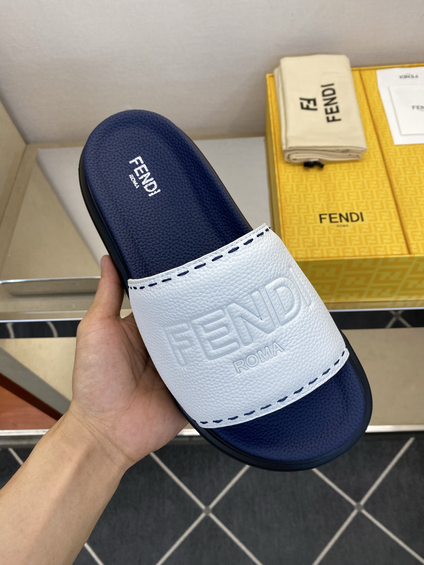⚠️F E N D⚠️高品质，顶尖工艺品⚠️男士拖鞋⚠️正码：39－44，38 45 46订制⚠最新夏季