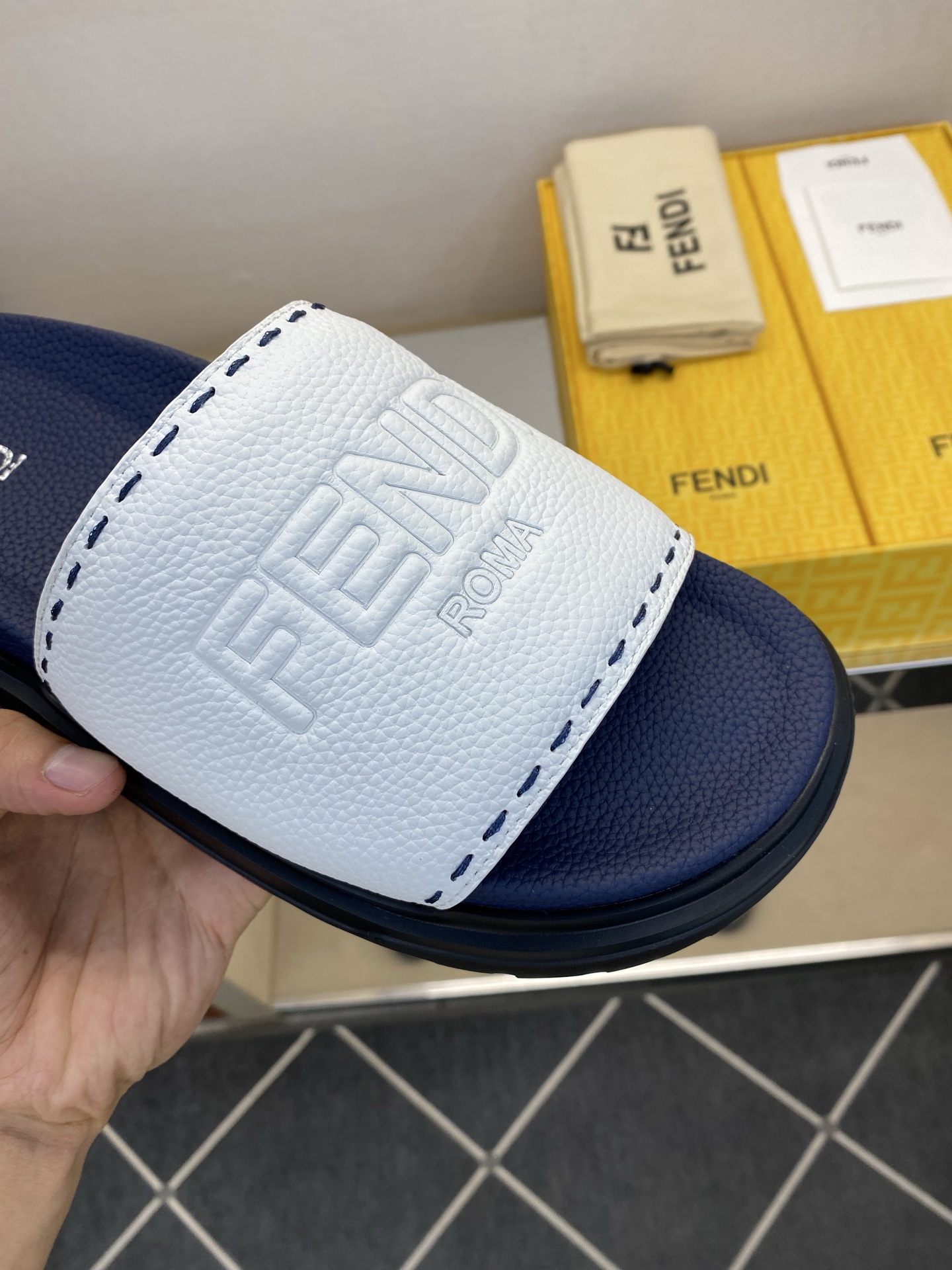 ⚠️F E N D⚠️高品质，顶尖工艺品⚠️男士拖鞋⚠️正码：39－44，38 45 46订制⚠最新夏季