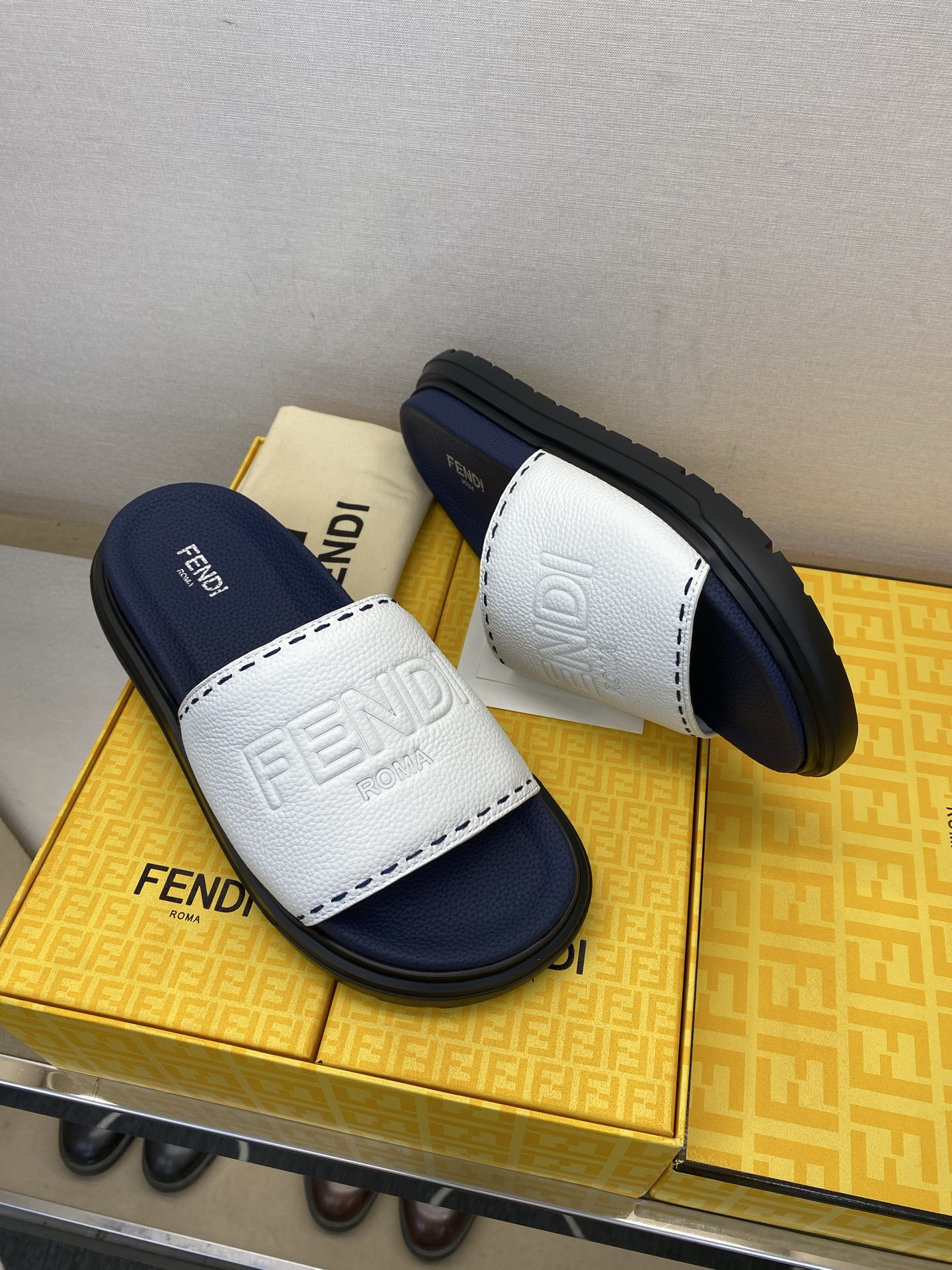 ⚠️F E N D⚠️高品质，顶尖工艺品⚠️男士拖鞋⚠️正码：39－44，38 45 46订制⚠最新夏季