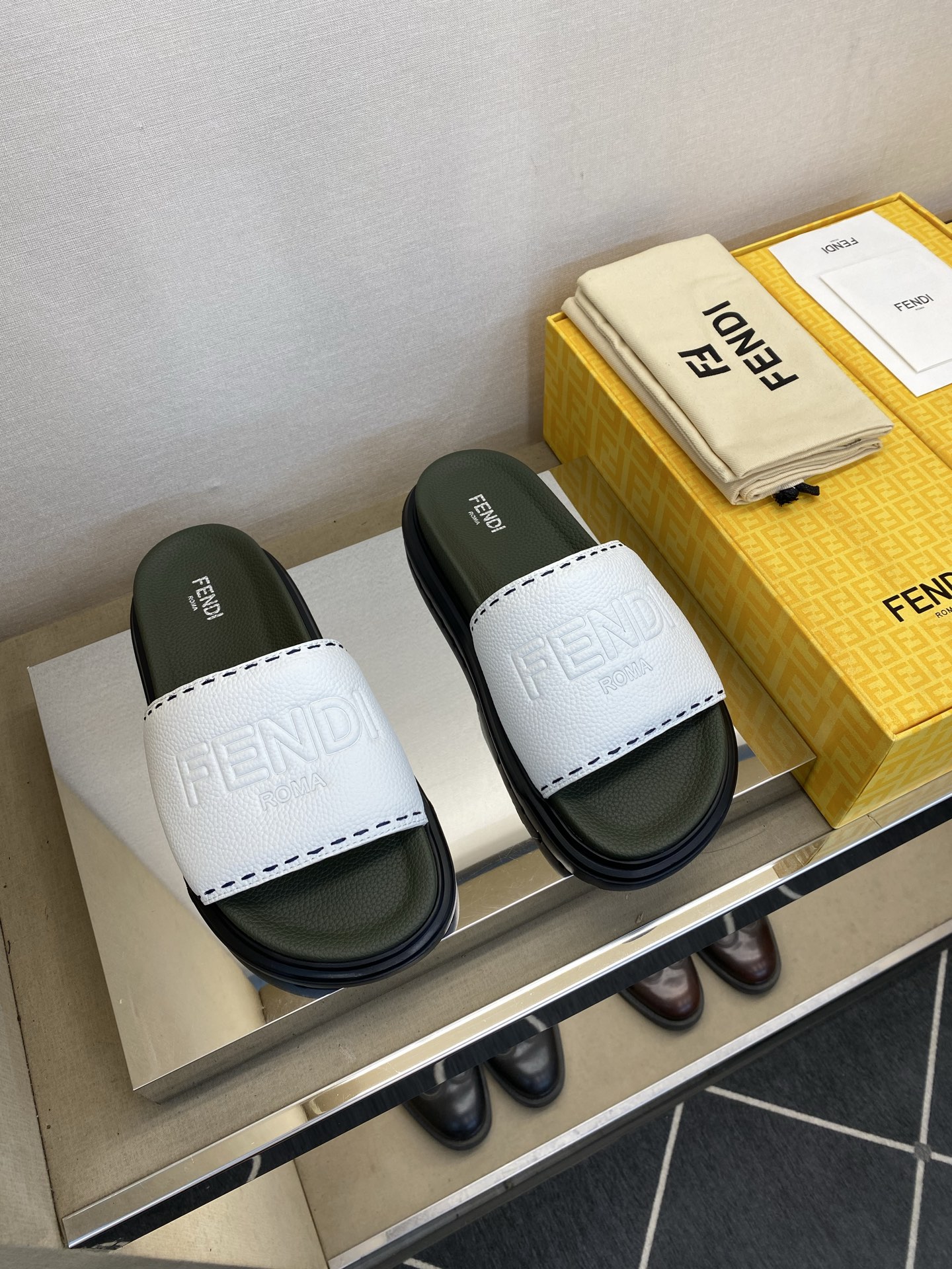 ⚠️F E N D⚠️高品质，顶尖工艺品⚠️男士拖鞋⚠️正码：39－44，38 45 46订制⚠最新夏季
