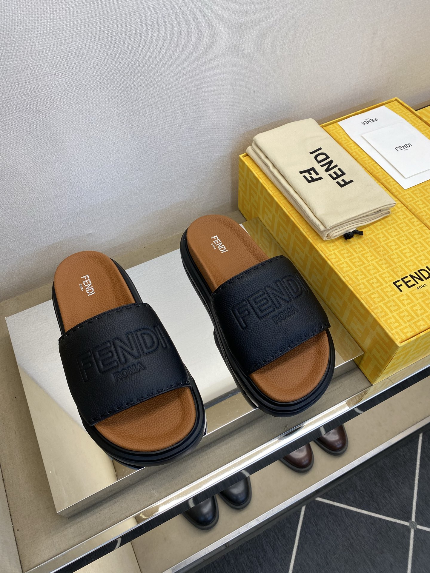 ⚠️F E N D⚠️高品质，顶尖工艺品⚠️男士拖鞋⚠️正码：39－44，38 45 46订制⚠最新夏季