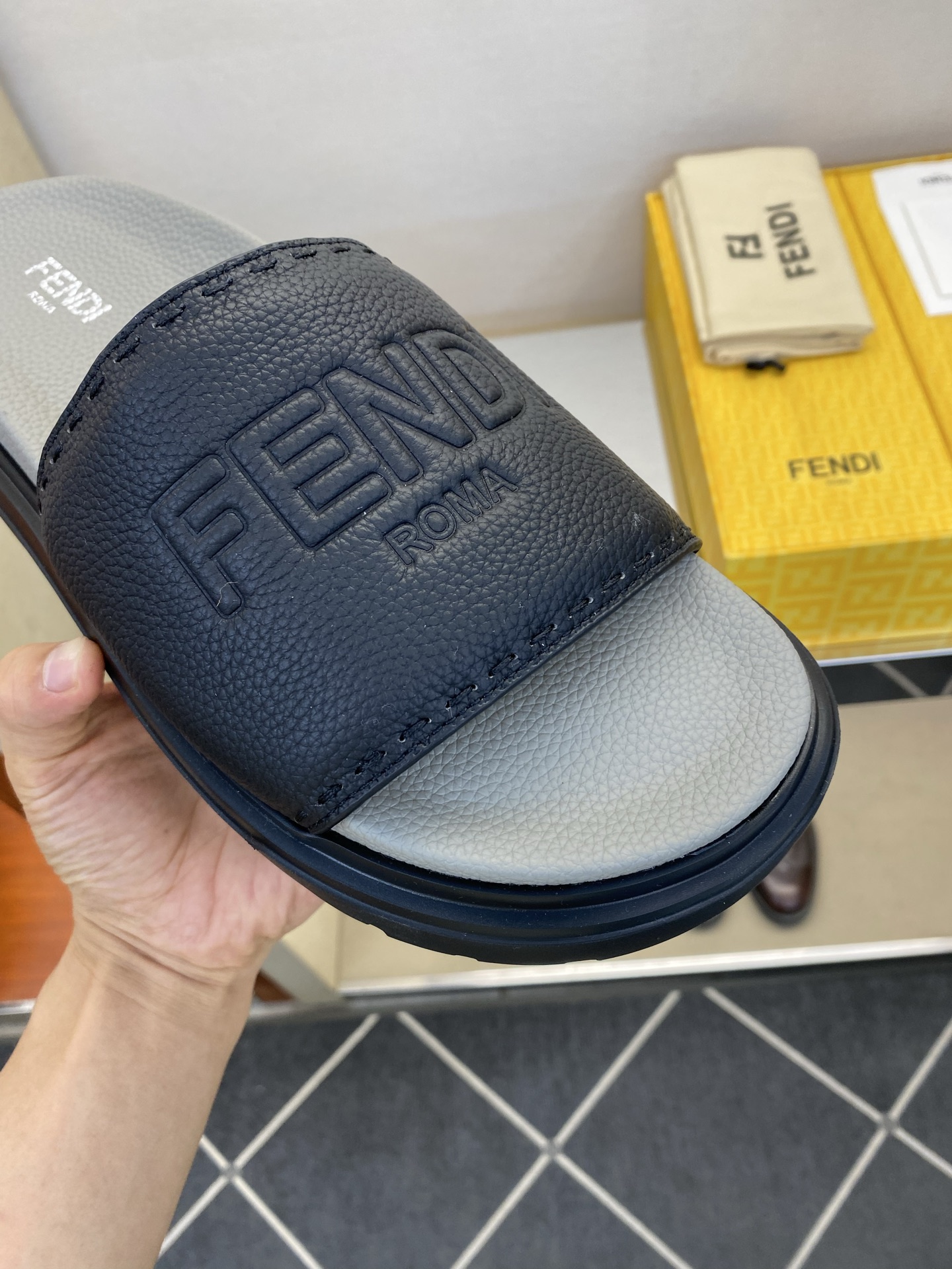 ⚠️F E N D⚠️高品质，顶尖工艺品⚠️男士拖鞋⚠️正码：39－44，38 45 46订制⚠最新夏季