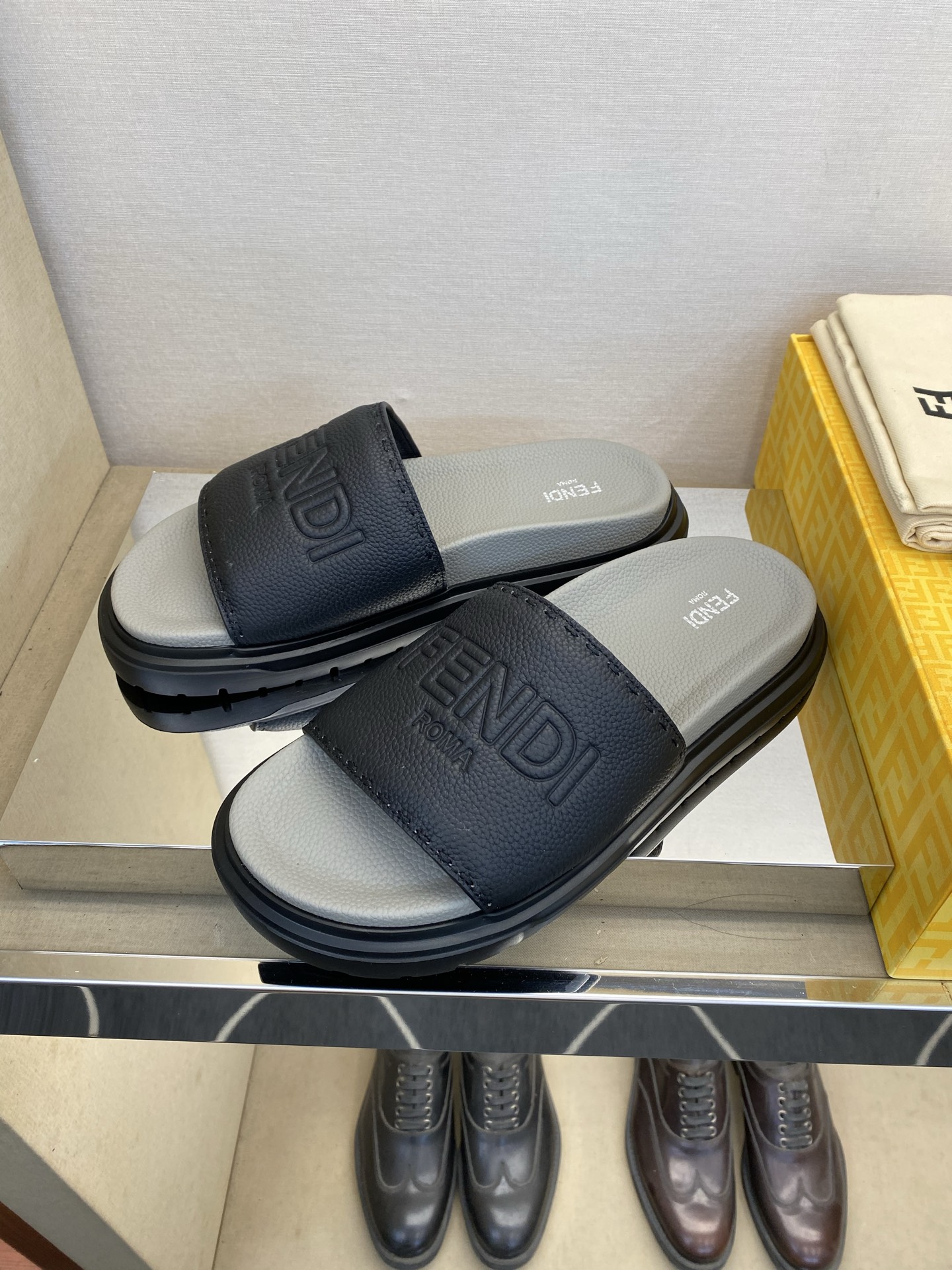 ⚠️F E N D⚠️高品质，顶尖工艺品⚠️男士拖鞋⚠️正码：39－44，38 45 46订制⚠最新夏季
