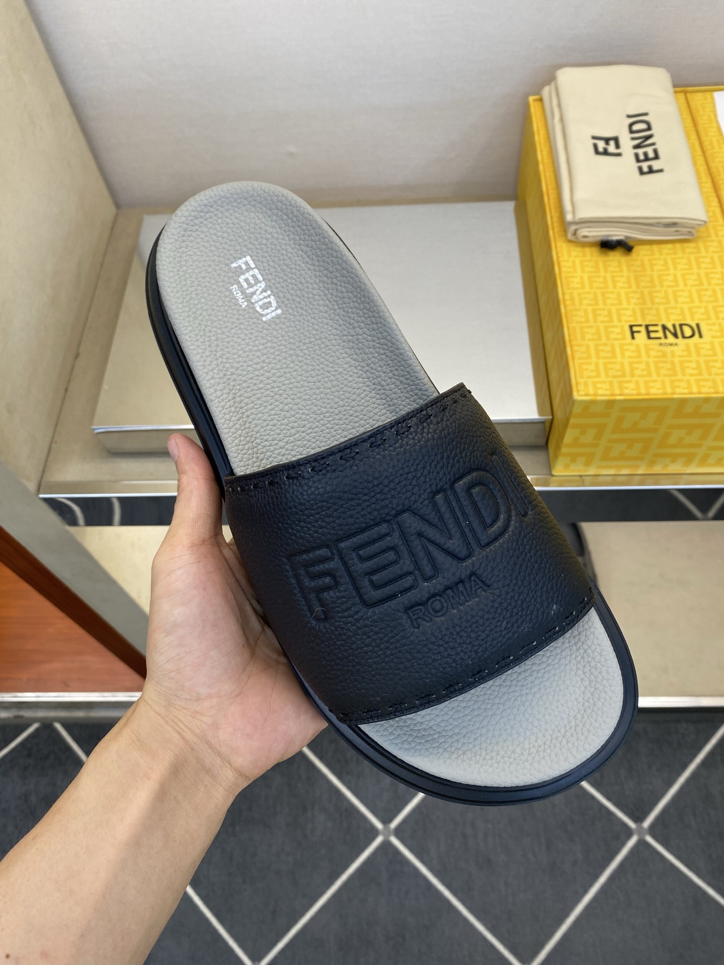⚠️F E N D⚠️高品质，顶尖工艺品⚠️男士拖鞋⚠️正码：39－44，38 45 46订制⚠最新夏季