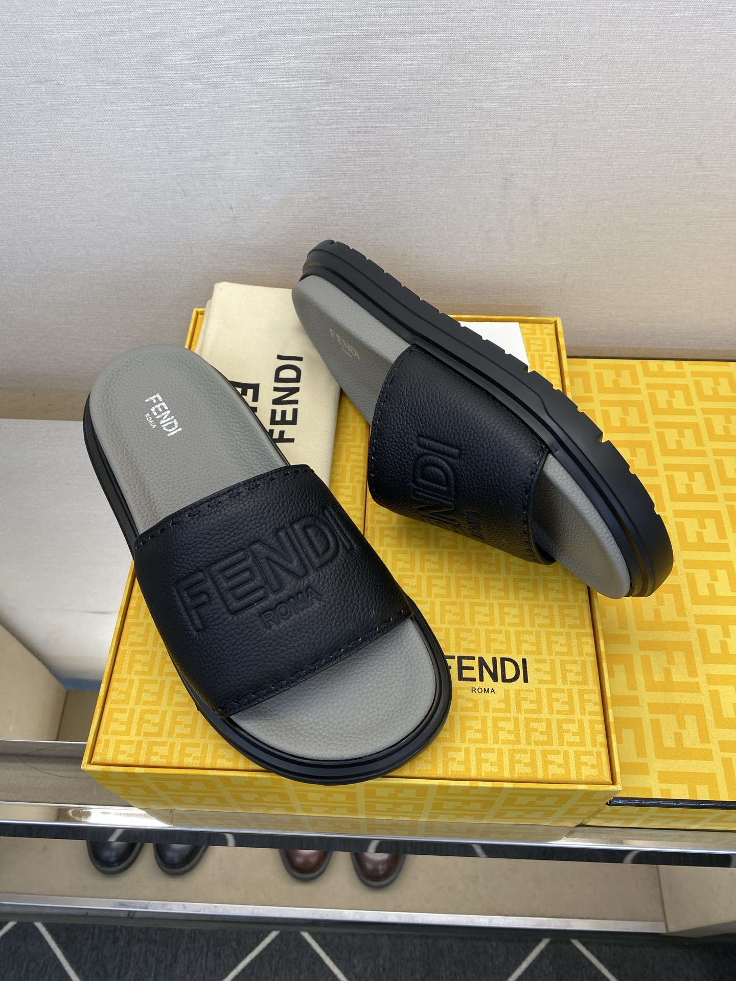 ⚠️F E N D⚠️高品质，顶尖工艺品⚠️男士拖鞋⚠️正码：39－44，38 45 46订制⚠最新夏季