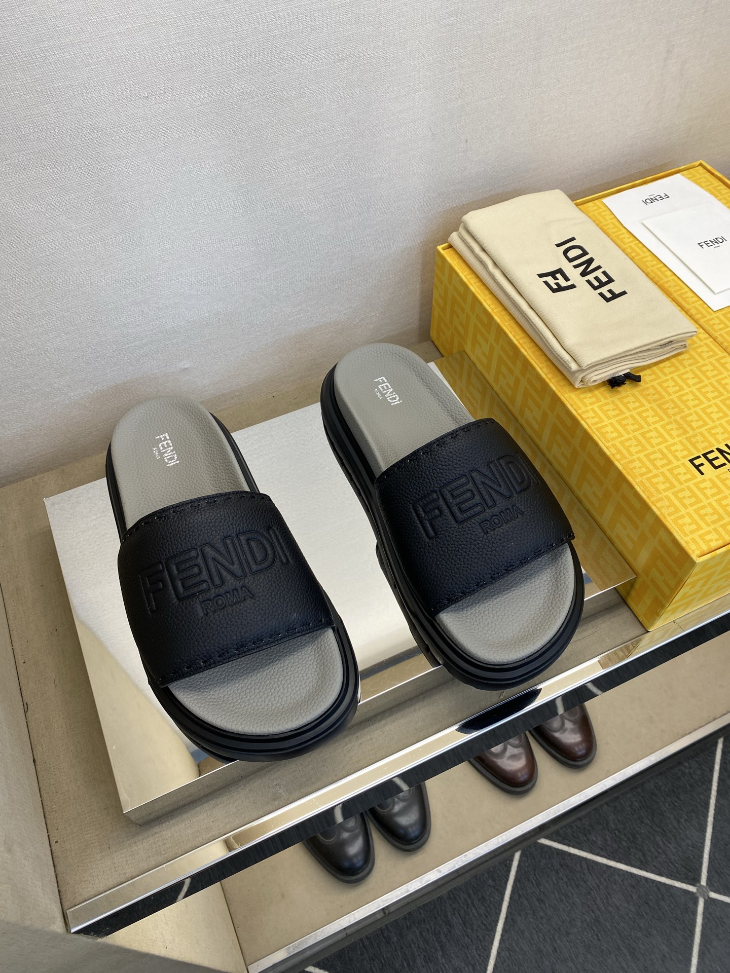 ⚠️F E N D⚠️高品质，顶尖工艺品⚠️男士拖鞋⚠️正码：39－44，38 45 46订制⚠最新夏季