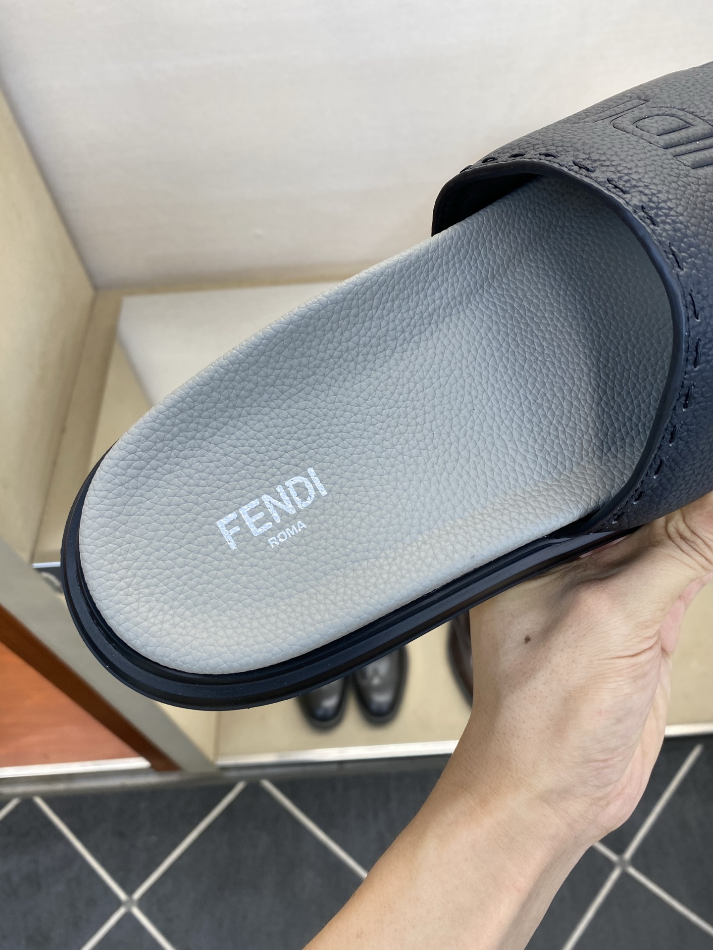 ⚠️F E N D⚠️高品质，顶尖工艺品⚠️男士拖鞋⚠️正码：39－44，38 45 46订制⚠最新夏季
