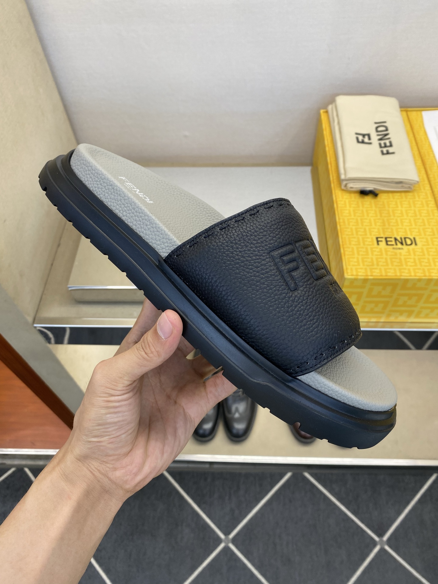 ⚠️F E N D⚠️高品质，顶尖工艺品⚠️男士拖鞋⚠️正码：39－44，38 45 46订制⚠最新夏季