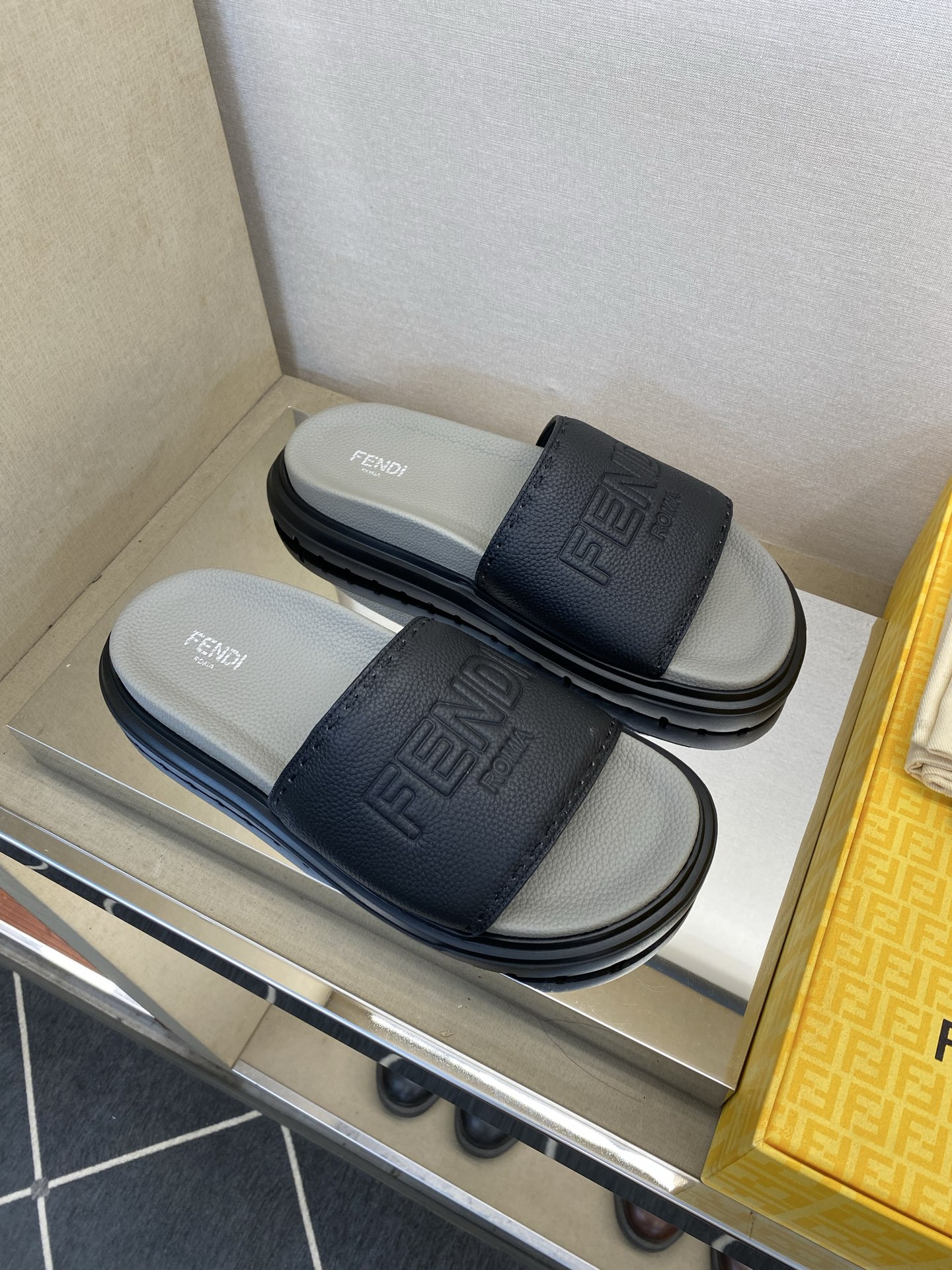 ⚠️F E N D⚠️高品质，顶尖工艺品⚠️男士拖鞋⚠️正码：39－44，38 45 46订制⚠最新夏季