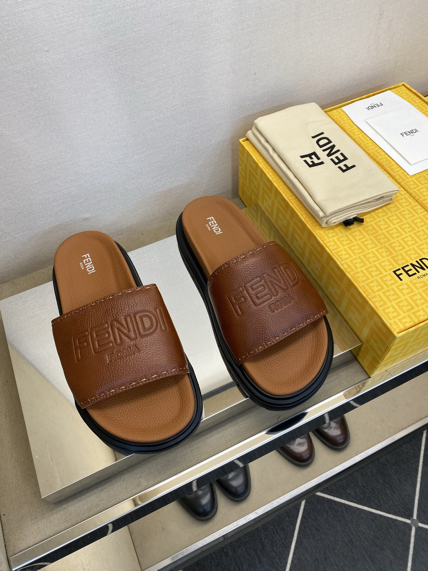⚠️F E N D⚠️高品质，顶尖工艺品⚠️男士拖鞋⚠️正码：39－44，38 45 46订制⚠最新夏季